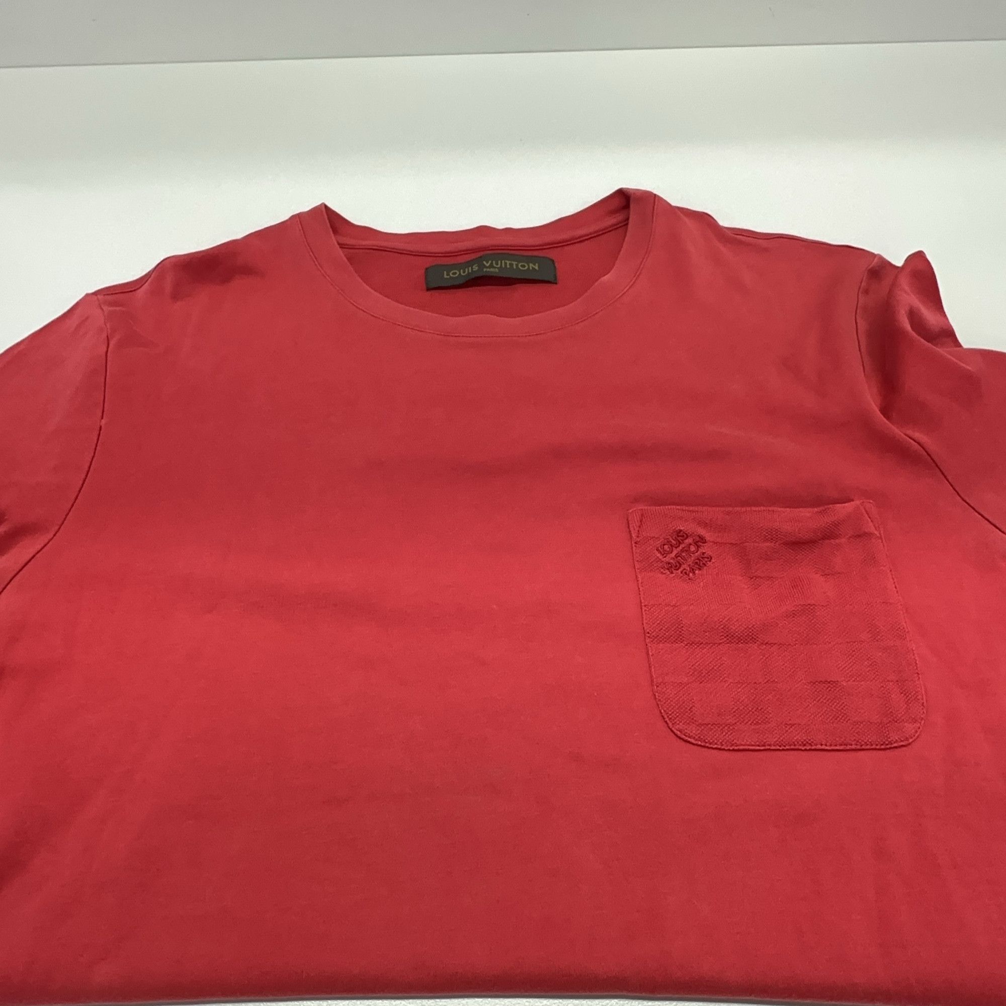 Louis Vuitton Louis Vuitton Red Pocket Logo T-Shirt M Size US M / EU 48-50 / 2 - 6 Thumbnail