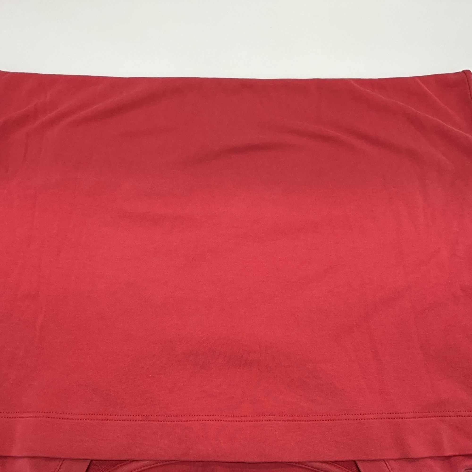 Louis Vuitton Louis Vuitton Red Pocket Logo T-Shirt M Size US M / EU 48-50 / 2 - 11 Thumbnail