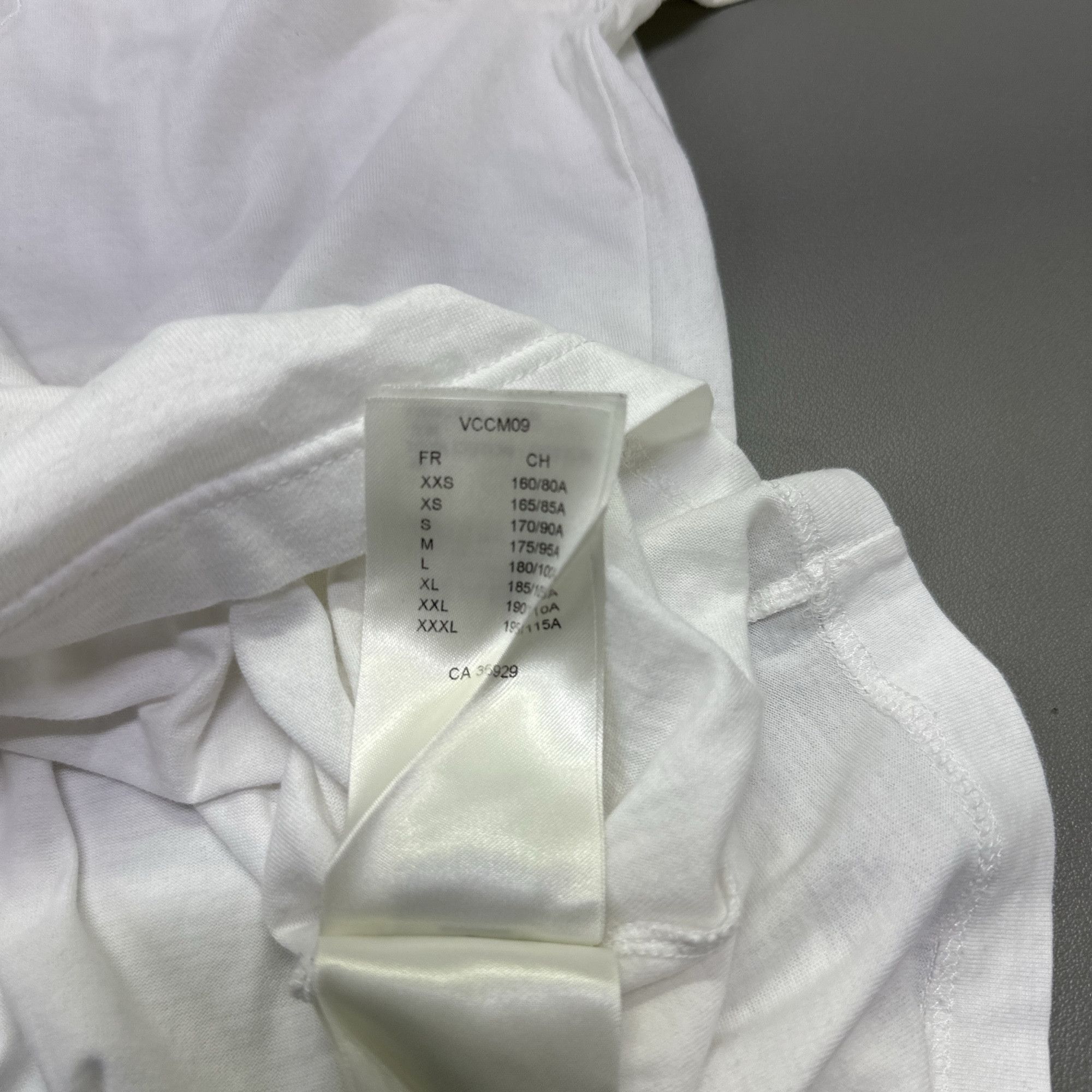 Louis Vuitton Louis Vuitton Embroidered Logo White T-Shirt M Size US M / EU 48-50 / 2 - 5 Thumbnail