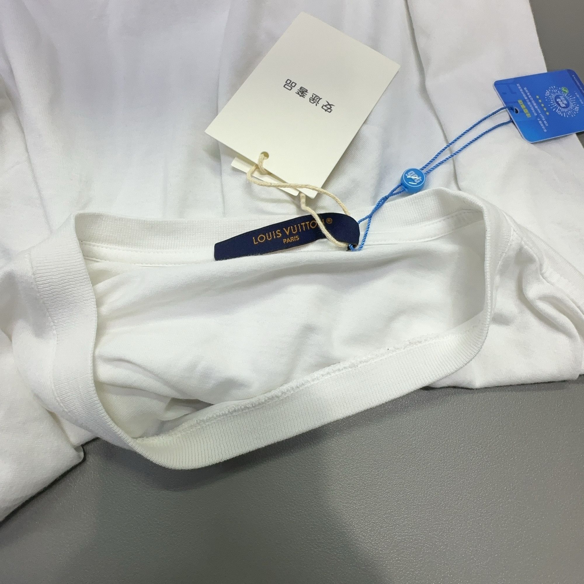 Louis Vuitton Louis Vuitton Embroidered Logo White T-Shirt M Size US M / EU 48-50 / 2 - 7 Thumbnail