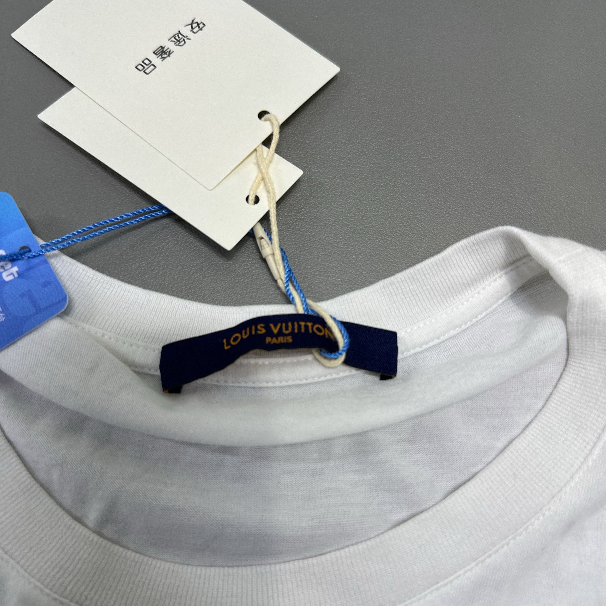 Louis Vuitton Louis Vuitton Embroidered Logo White T-Shirt M Size US M / EU 48-50 / 2 - 3 Thumbnail
