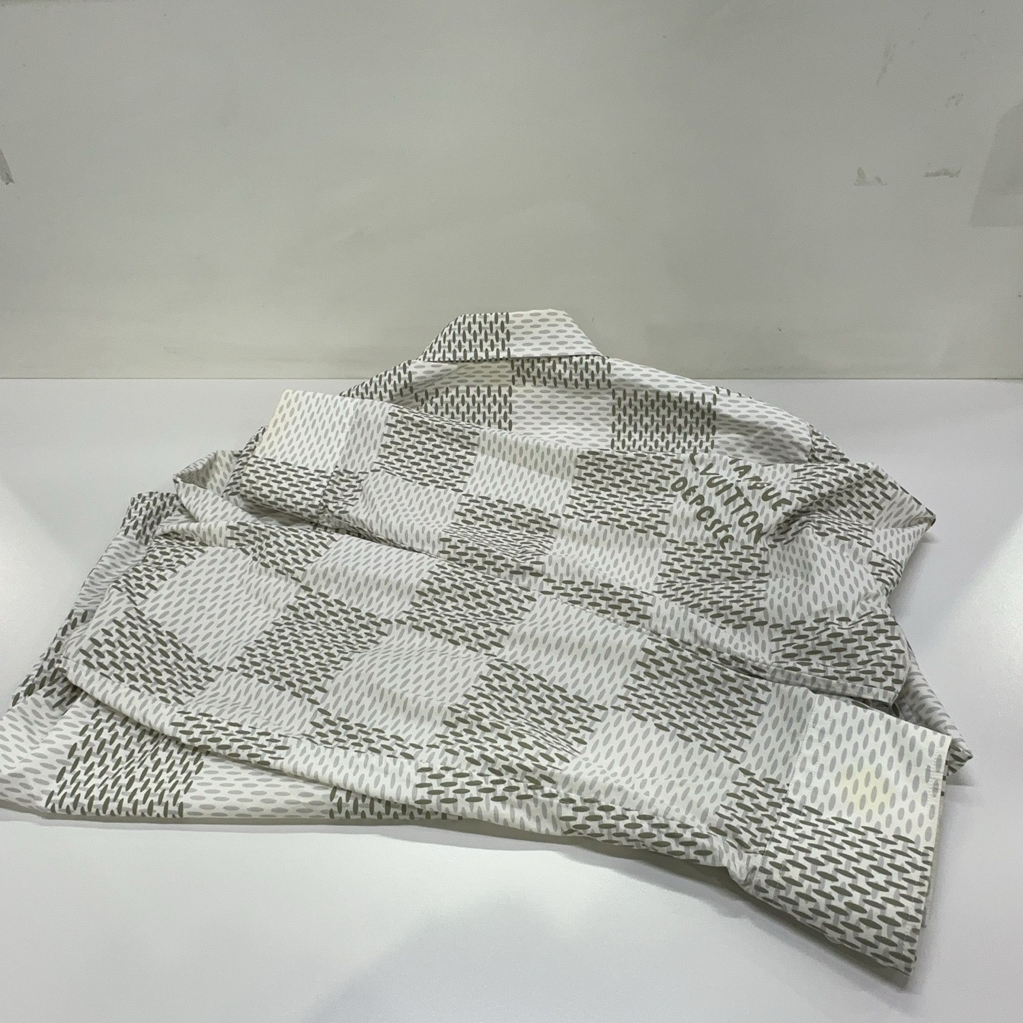 Louis Vuitton Louis Vuitton Damier Script Print Shirt Size L Size US L / EU 52-54 / 3 - 12 Thumbnail