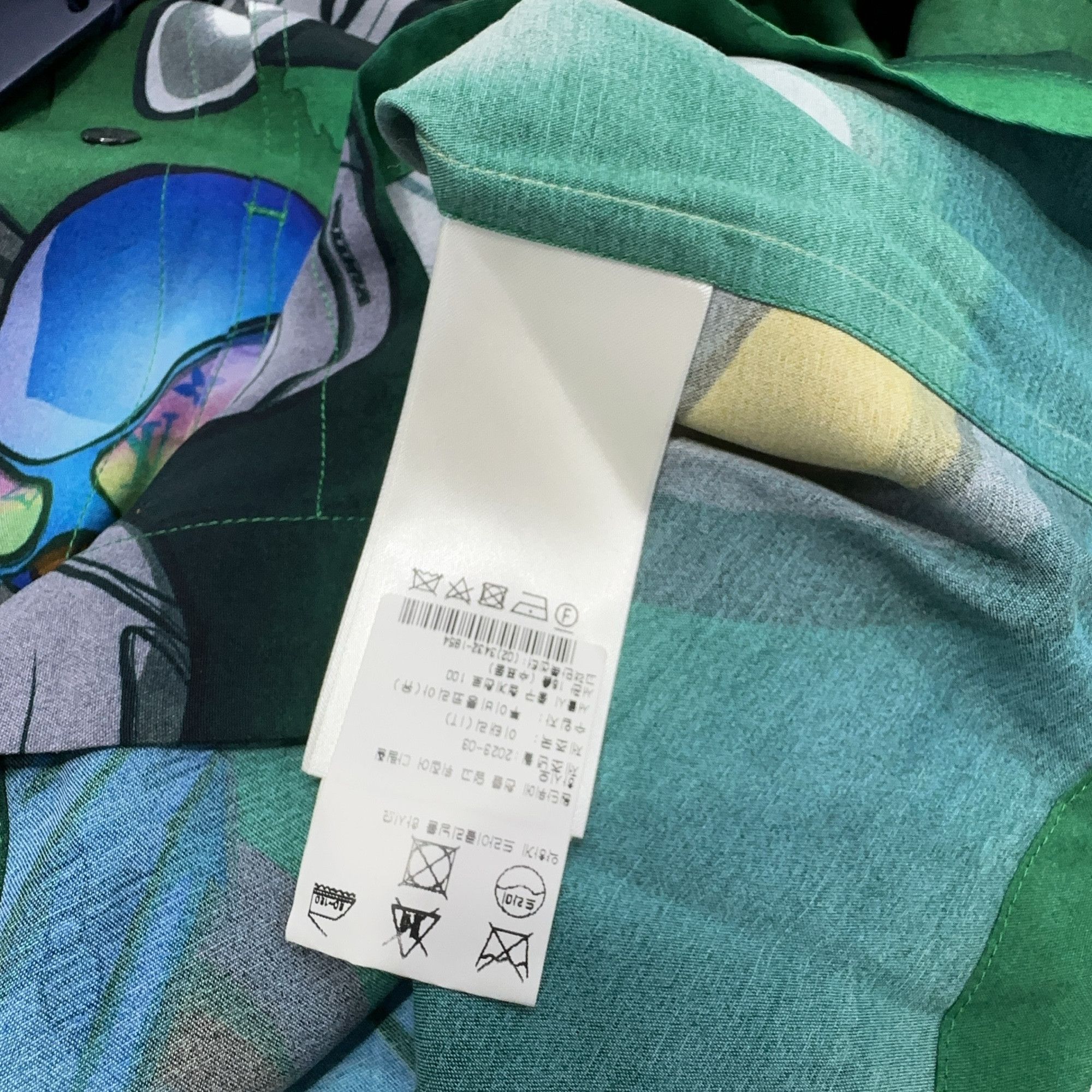 Louis Vuitton Louis Vuitton Cartoon Print Viscose Shirt Size M Size US M / EU 48-50 / 2 - 4 Thumbnail