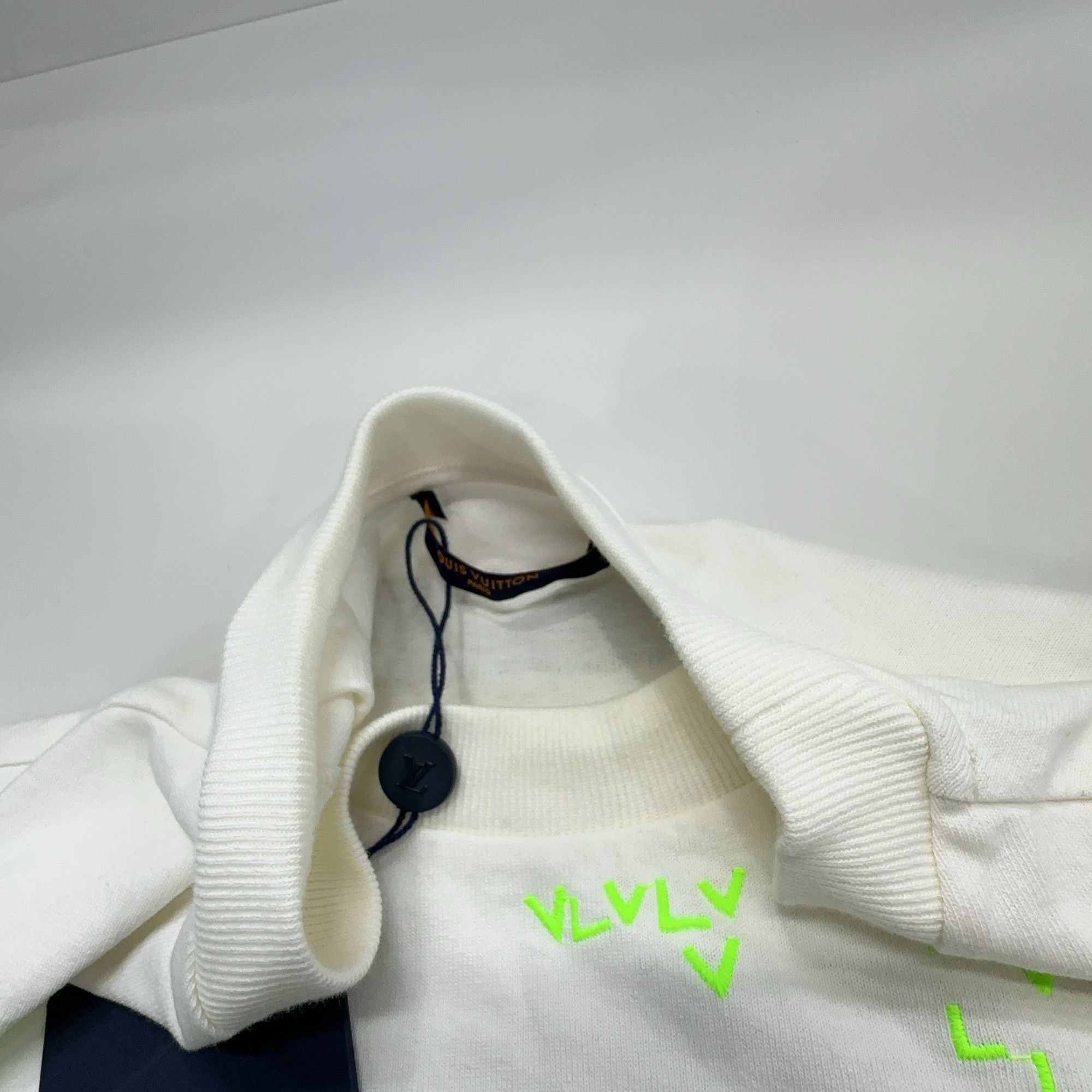 Louis Vuitton Louis Vuitton Neon LV Logo T-Shirt XL Size US XL / EU 56 / 4 - 6 Thumbnail