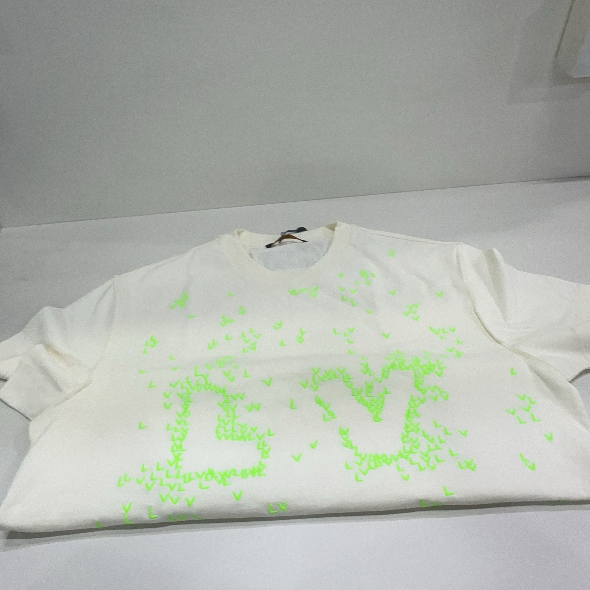 Louis Vuitton Louis Vuitton Neon LV Logo T-Shirt XL Size US XL / EU 56 / 4 - 7 Thumbnail