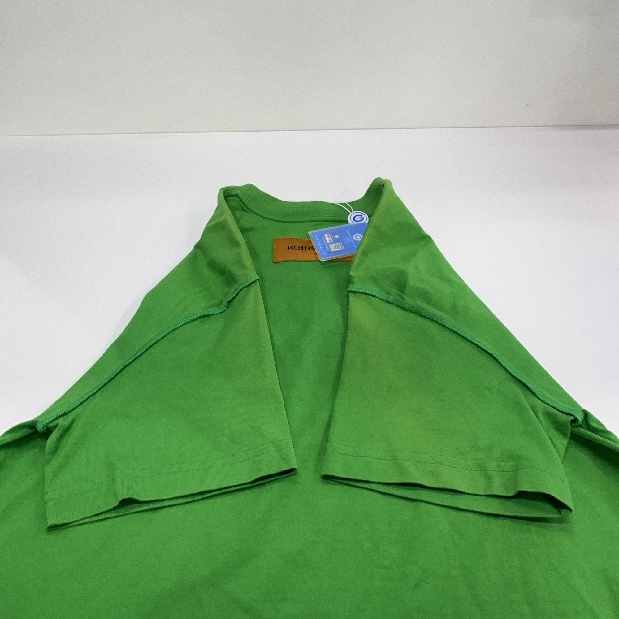 Louis Vuitton Louis Vuitton Logo Embossed T-Shirt Green XS Size US XS / EU 42 / 0 - 12 Thumbnail