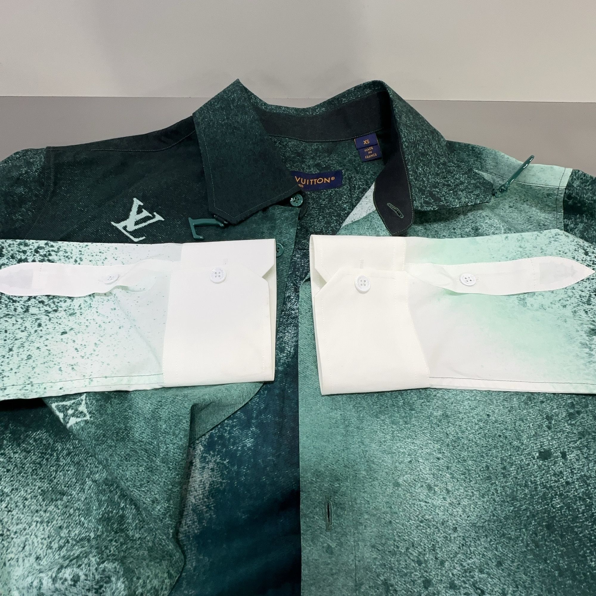 Louis Vuitton Louis Vuitton SS23 Gradient Monogram Shirt XS Size US XS / EU 42 / 0 - 5 Thumbnail