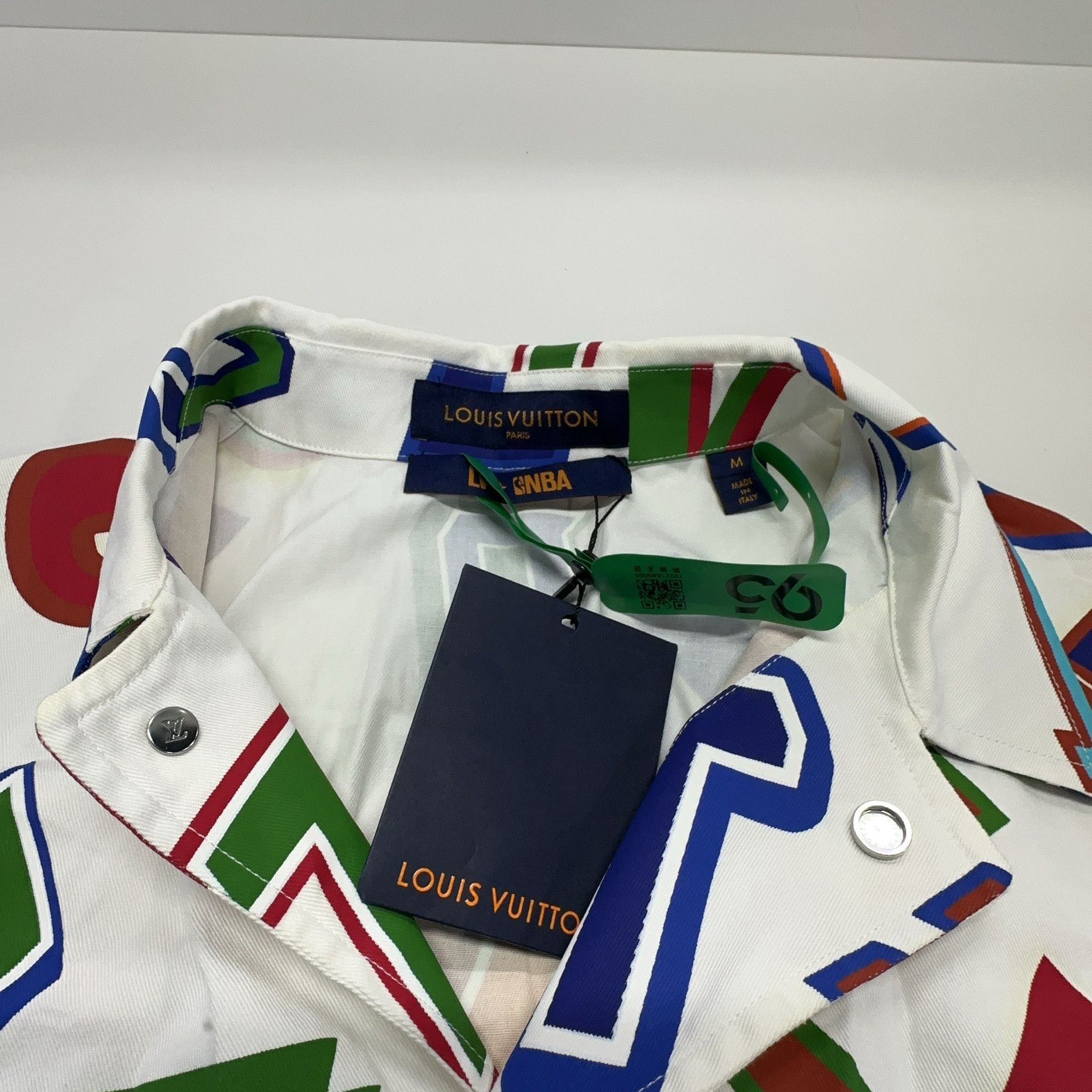 Louis Vuitton Louis Vuitton x NBA Letter Print Short Sleeve Shirt M Size US M / EU 48-50 / 2 - 7 Thumbnail