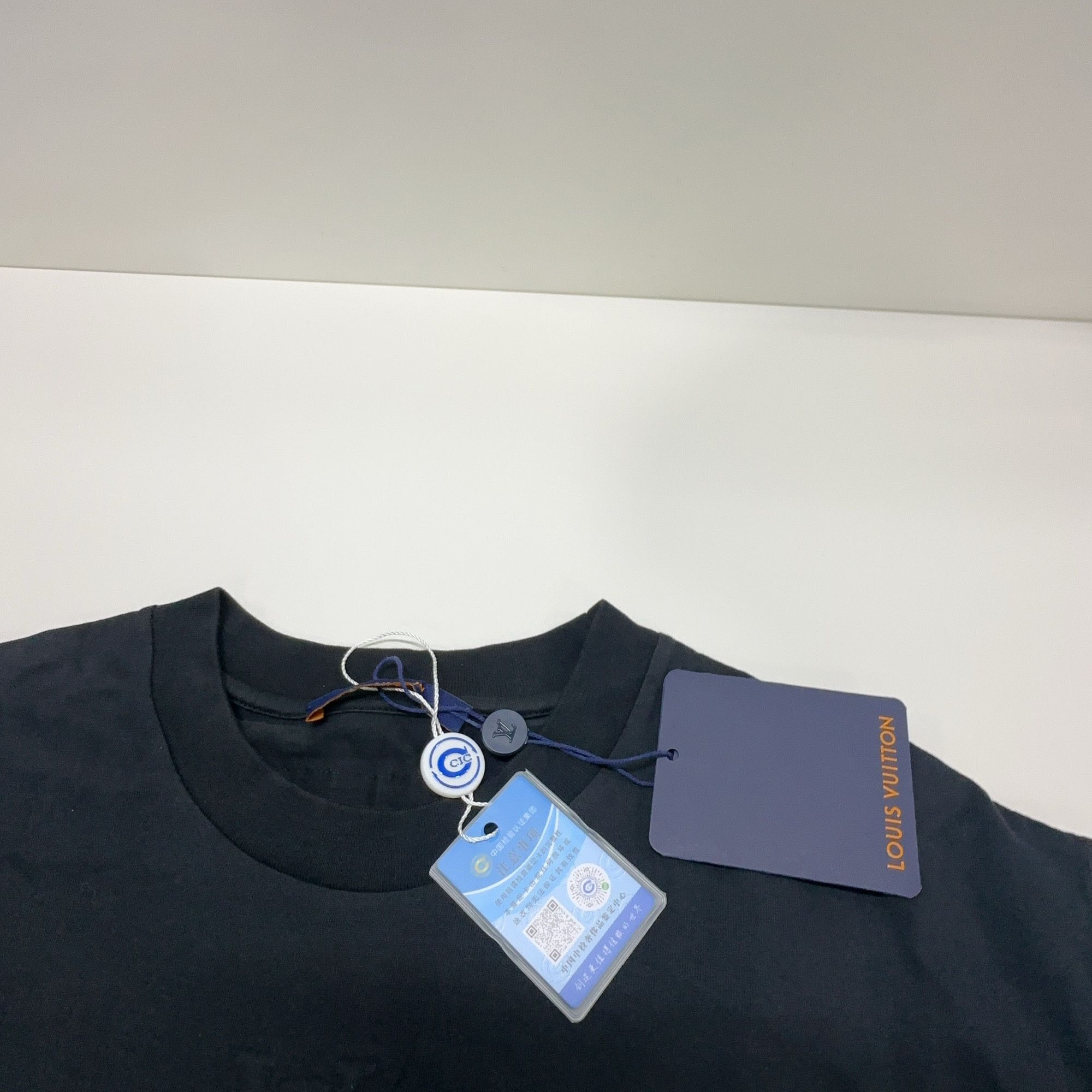 Louis Vuitton Louis Vuitton Embossed Logo T-Shirt L Size US L / EU 52-54 / 3 - 3 Thumbnail