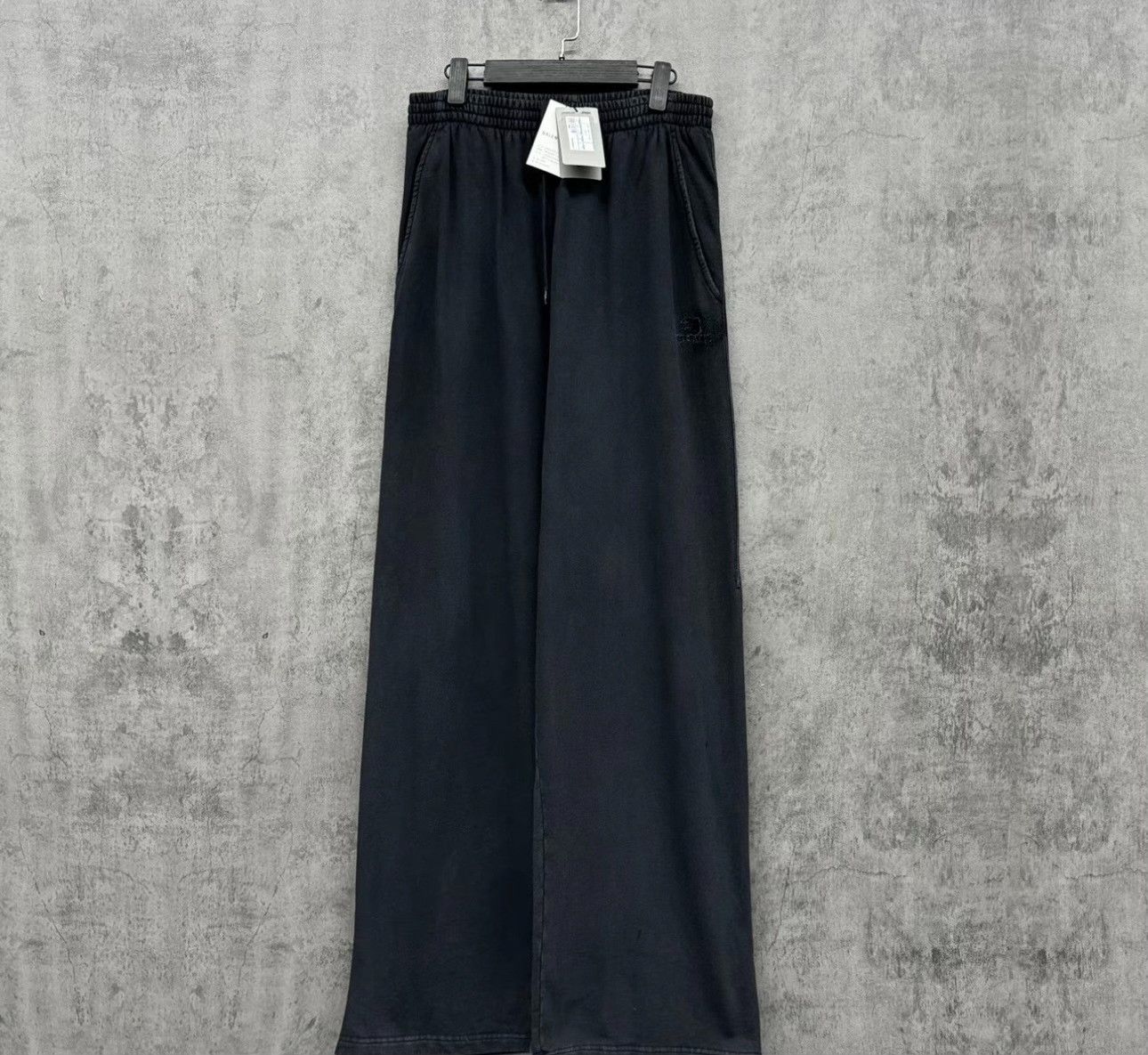 Balenciaga Balenciaga Washed Logo Sweatpants Size L Size US 34 / EU 50 - 2 Thumbnail