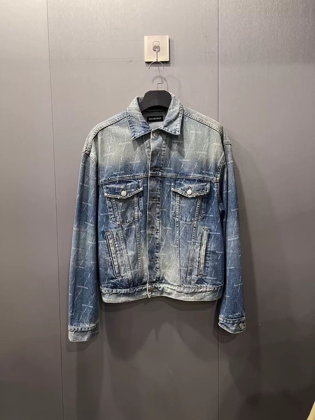 Balenciaga Balenciaga All Over Logo Denim Jacket 48 Size US M / EU 48-50 / 2 - 2 Thumbnail