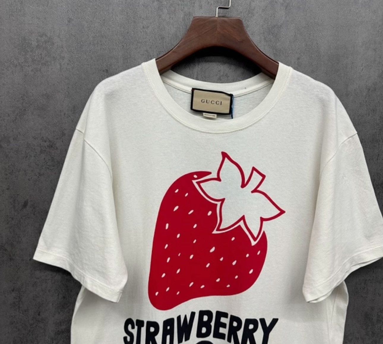 Gucci Gucci Strawberry Logo T-Shirt Size XS Size US XS / EU 42 / 0 - 3 Thumbnail