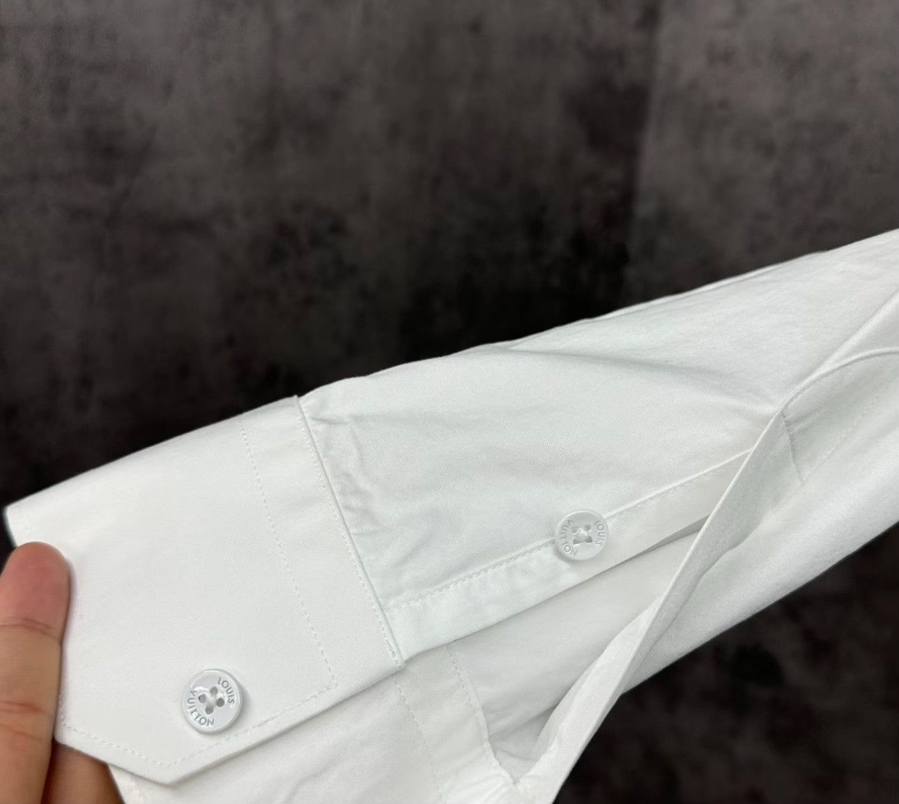 Louis Vuitton Louis Vuitton Script Logo Embroidered Shirt M Size US M / EU 48-50 / 2 - 5 Thumbnail