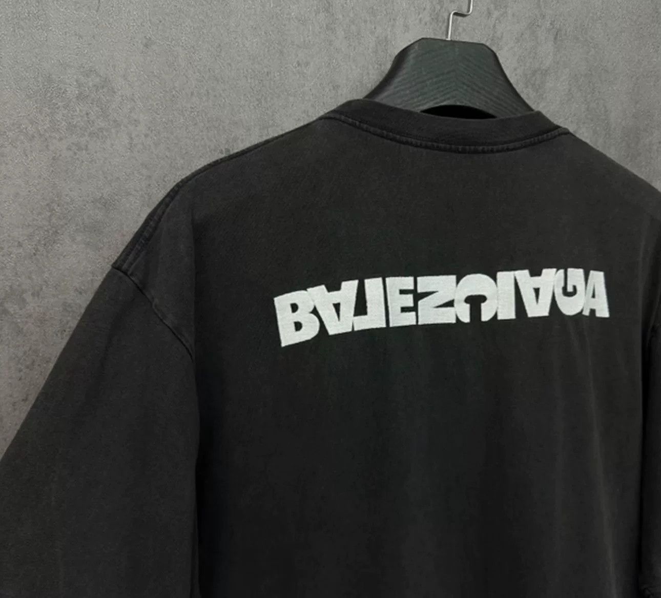 Balenciaga Balenciaga Distressed Upside Down Logo T-Shirt S Size US S / EU 44-46 / 1 - 4 Thumbnail
