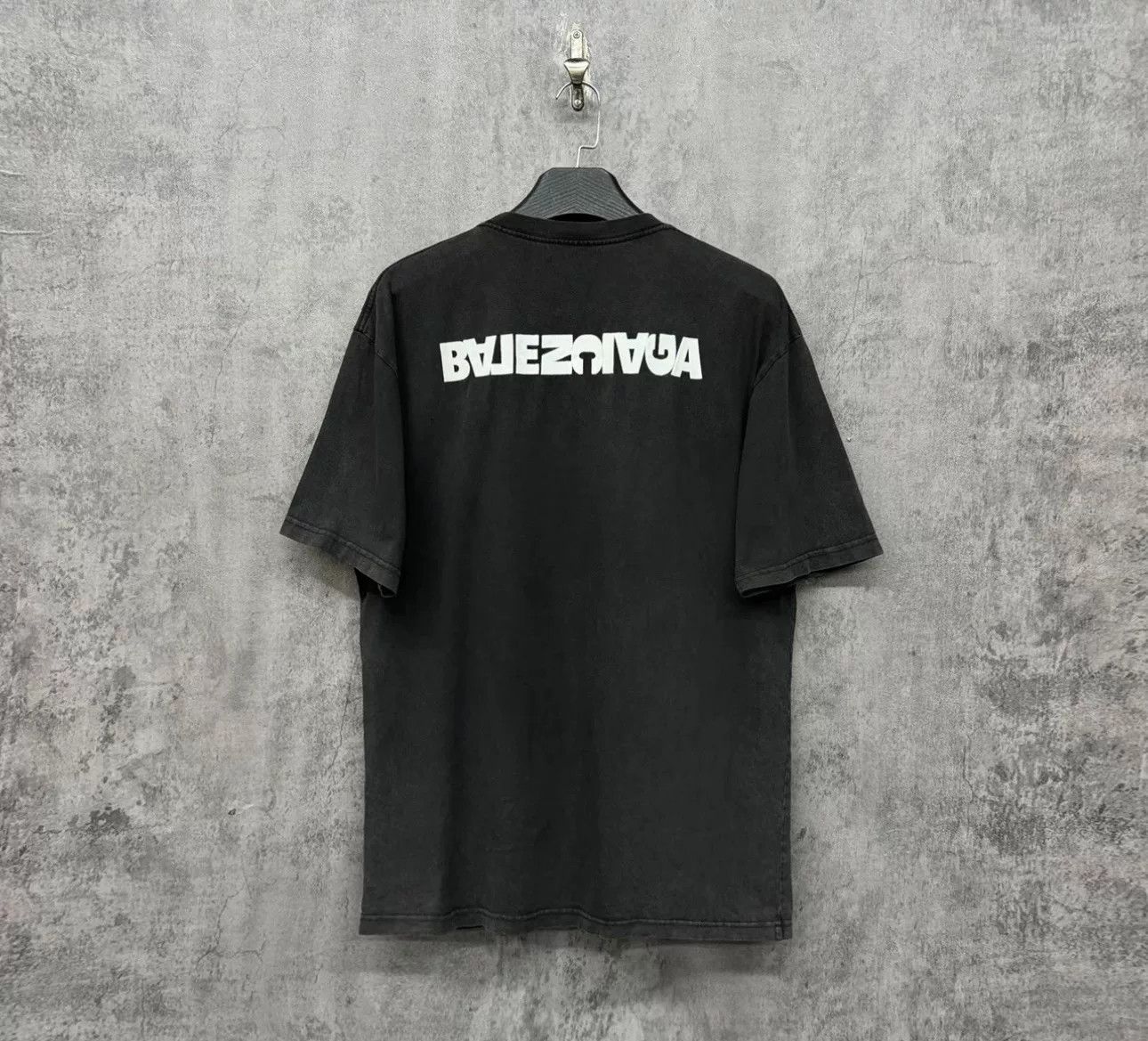 Balenciaga Balenciaga Distressed Upside Down Logo T-Shirt S Size US S / EU 44-46 / 1 - 2 Thumbnail