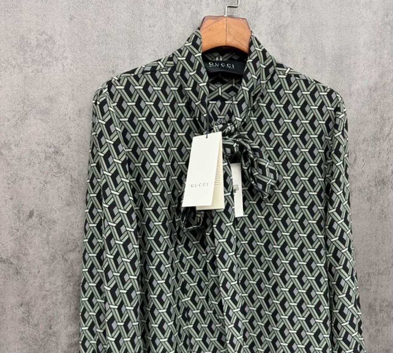 Gucci Gucci Logo Print Silk Tie-Neck Shirt 48 Size US M / EU 48-50 / 2 - 3 Thumbnail