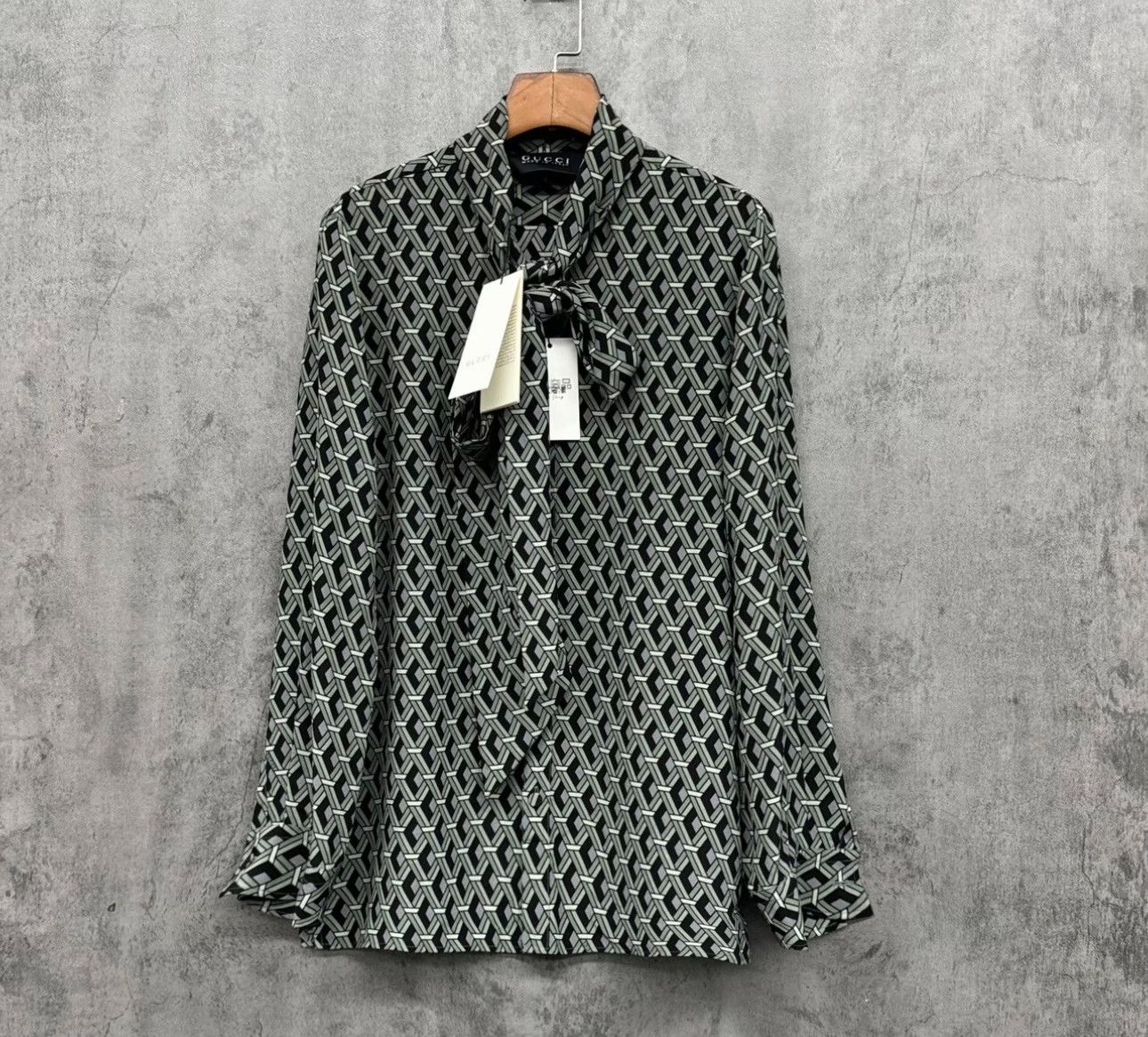 Gucci Gucci Logo Print Silk Tie-Neck Shirt 48 Size US M / EU 48-50 / 2 - 2 Thumbnail
