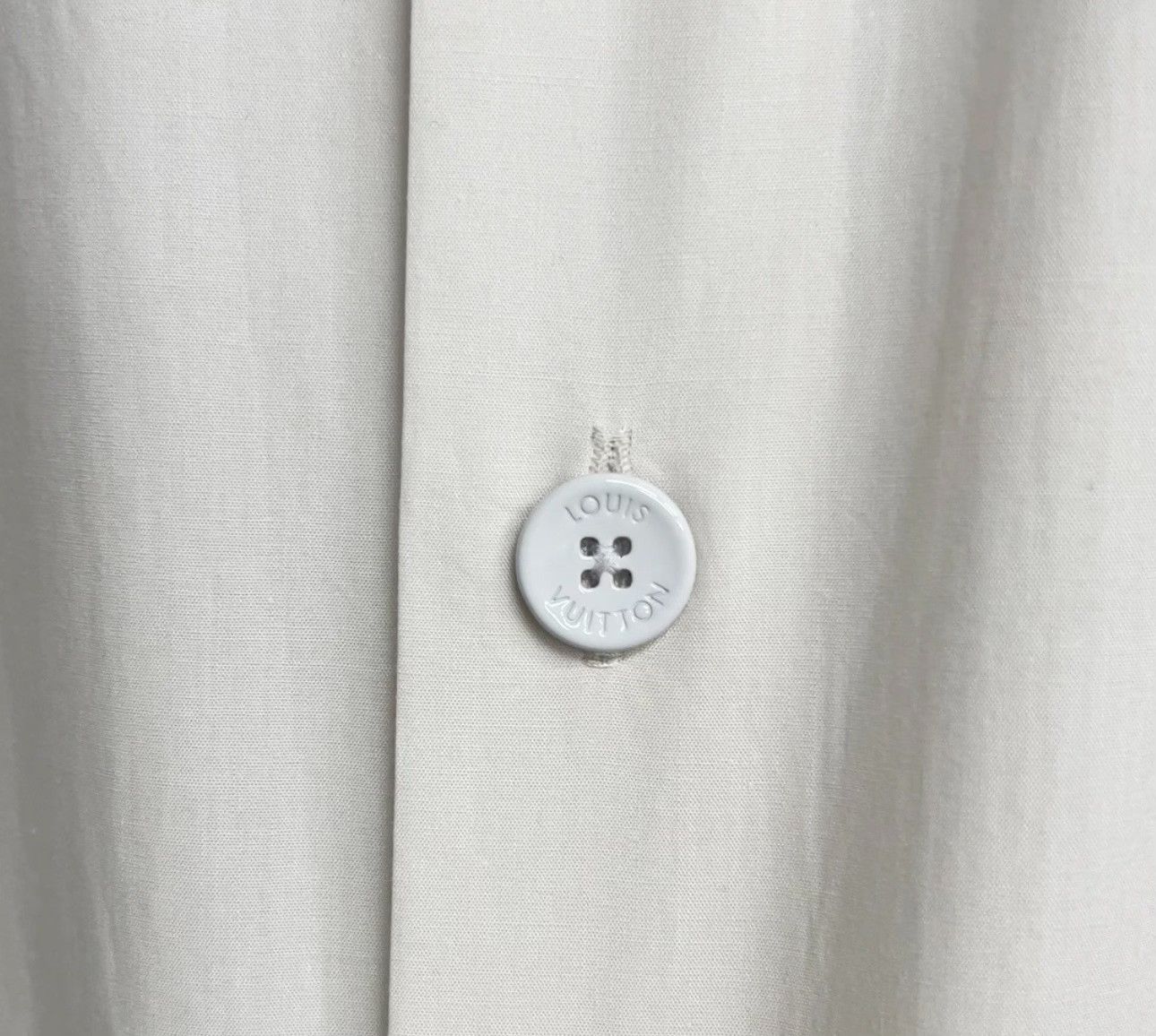 Louis Vuitton Louis Vuitton Dove Logo Short Sleeve Shirt XS Size US XS / EU 42 / 0 - 4 Thumbnail