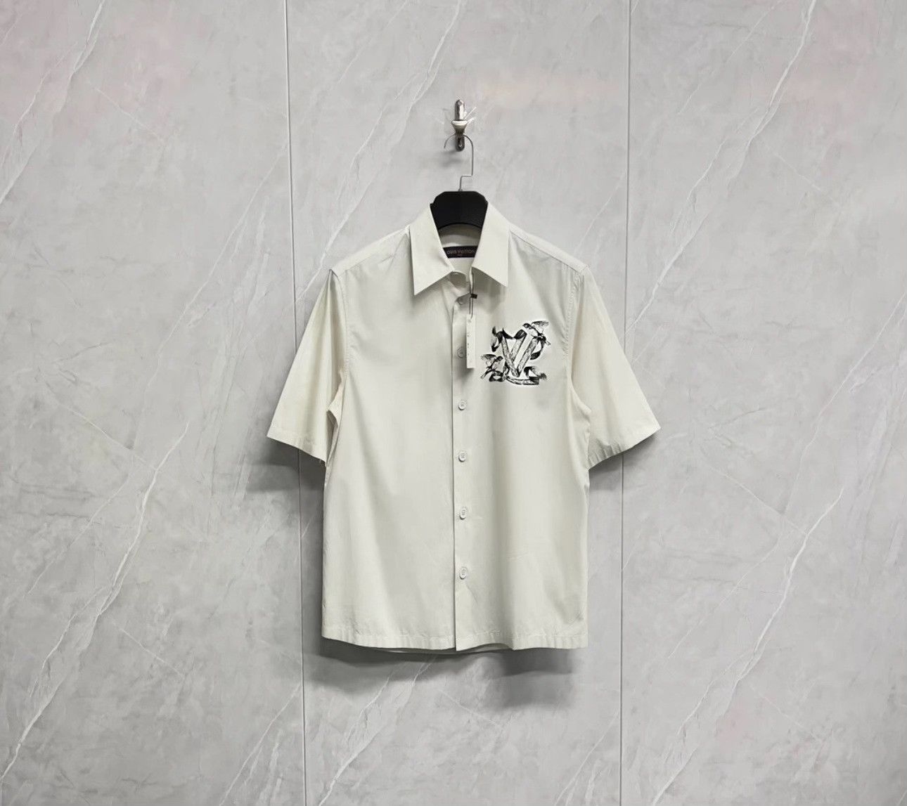 Louis Vuitton Louis Vuitton Dove Logo Short Sleeve Shirt XS Size US XS / EU 42 / 0 - 2 Thumbnail