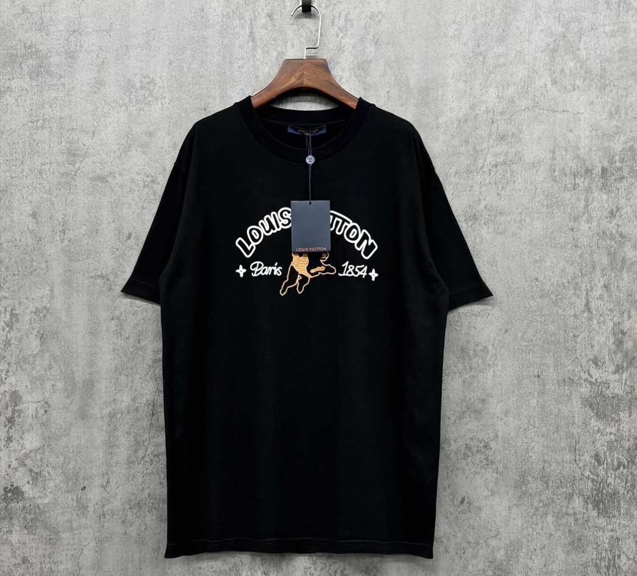Louis Vuitton Louis Vuitton Tyler Embroidered Dog T-Shirt L Size US L / EU 52-54 / 3 - 2 Thumbnail