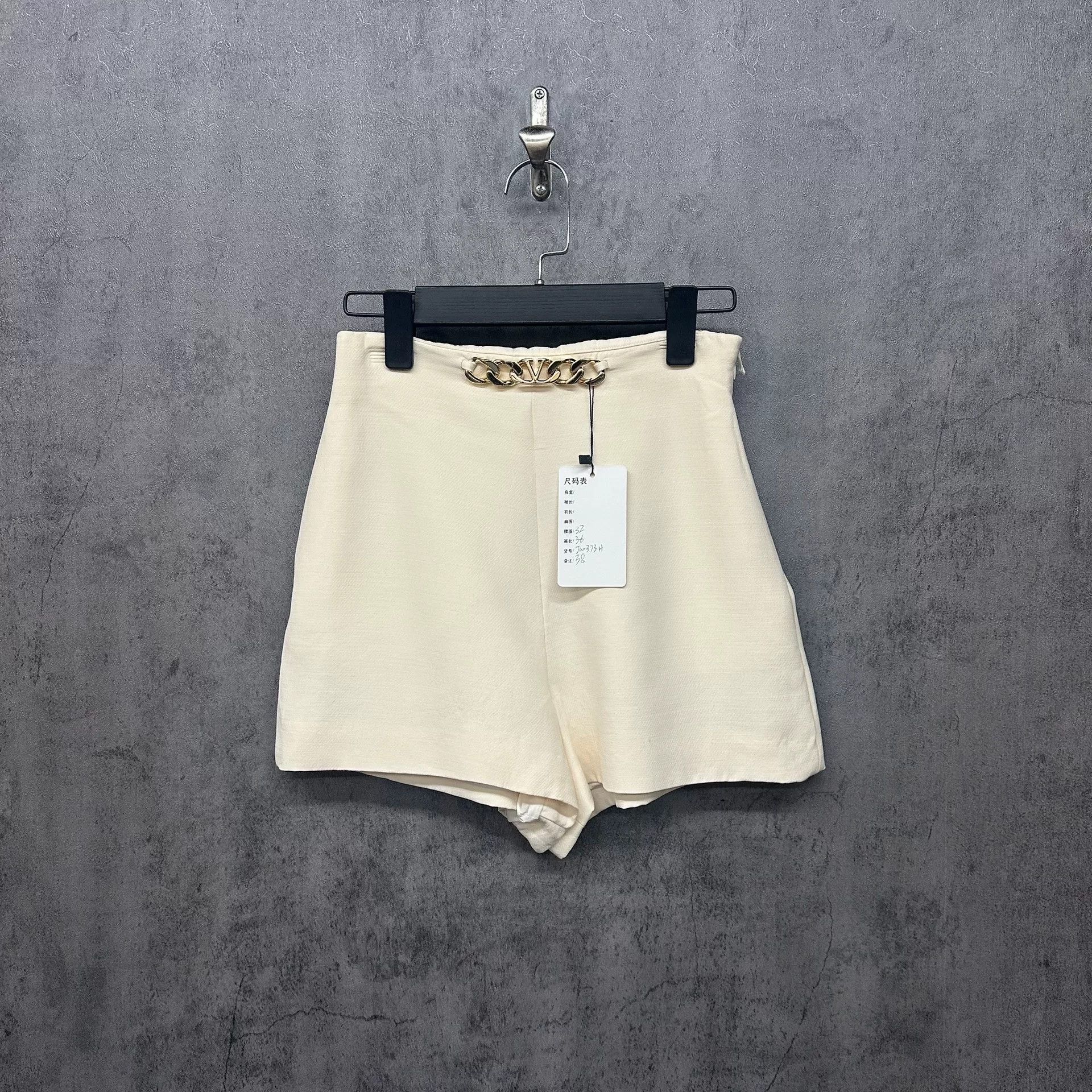Valentino Valentino V-Logo Chain Shorts IT 38 Size 26" / US 2 / IT 38 - 2 Thumbnail