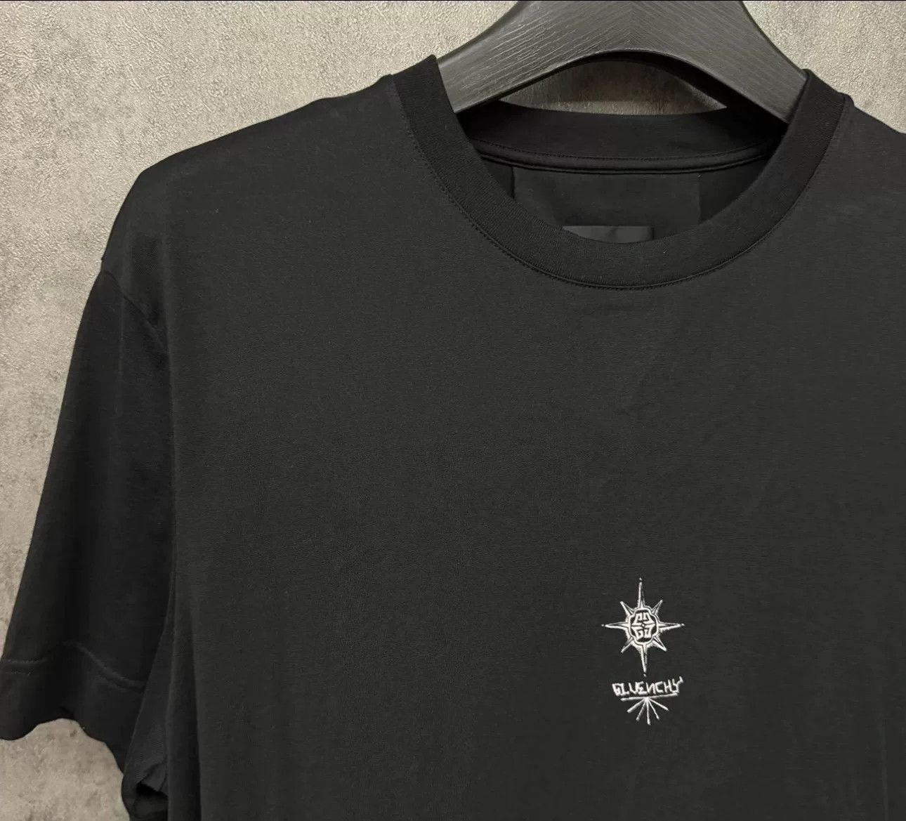 Givenchy Givenchy Graphic Cross Logo T-Shirt XL Size US XL / EU 56 / 4 - 4 Thumbnail