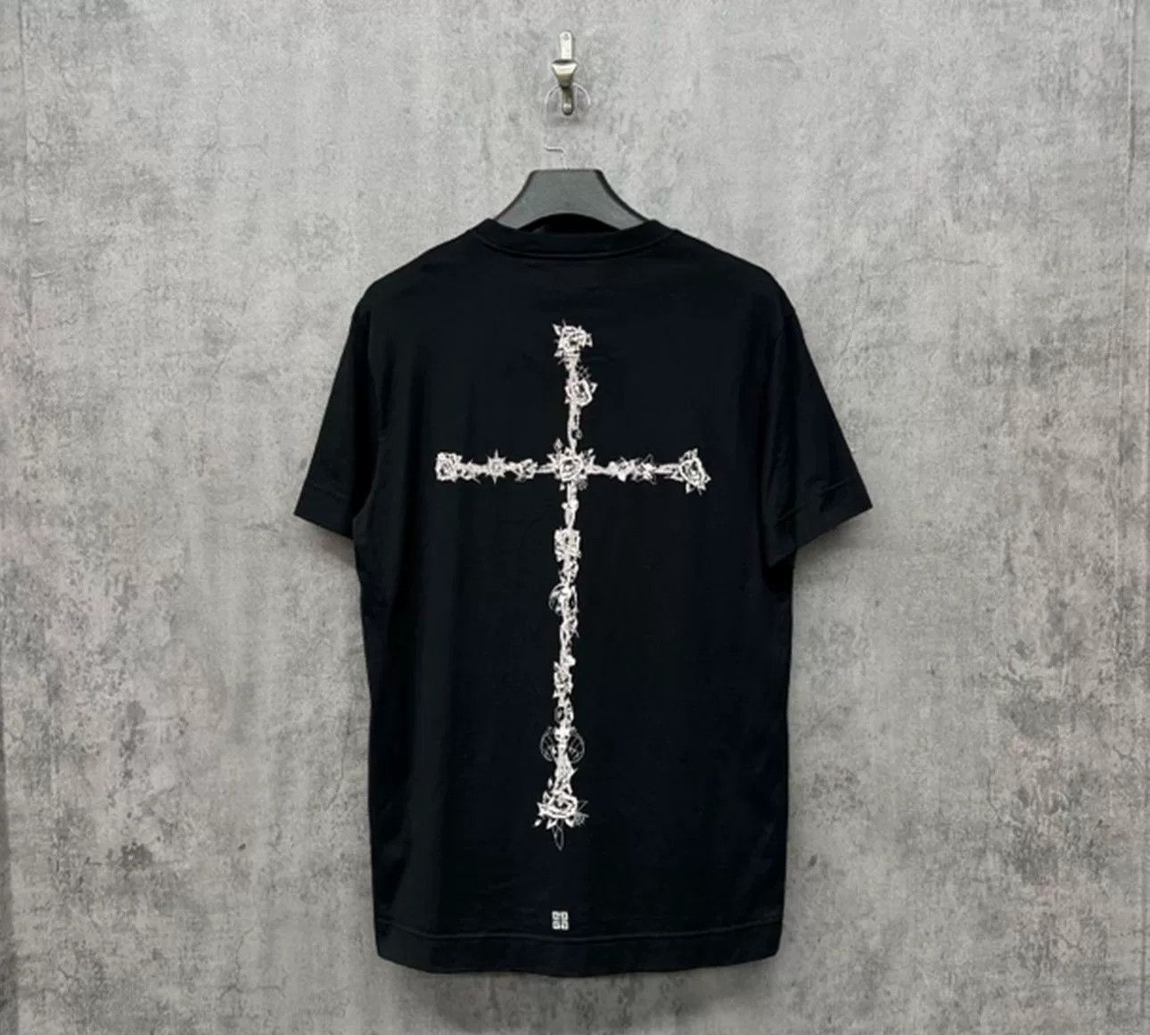Givenchy Givenchy Graphic Cross Logo T-Shirt XL Size US XL / EU 56 / 4 - 3 Thumbnail