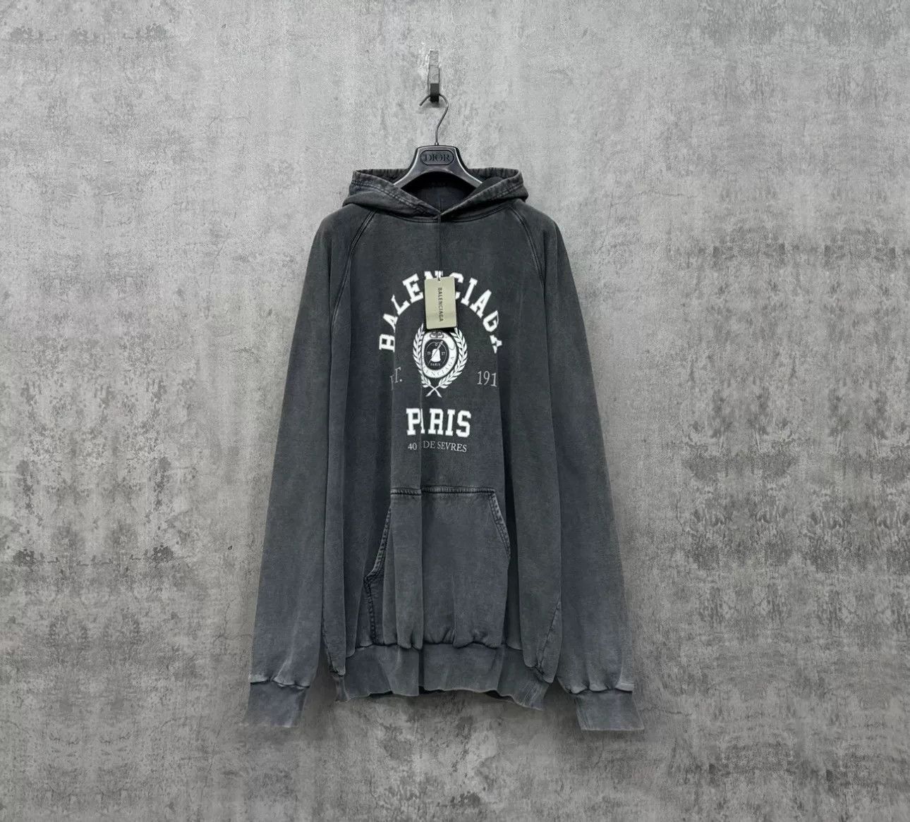Balenciaga Balenciaga Washed Crest Logo Hoodie Size 3 Size US L / EU 52-54 / 3 - 2 Thumbnail