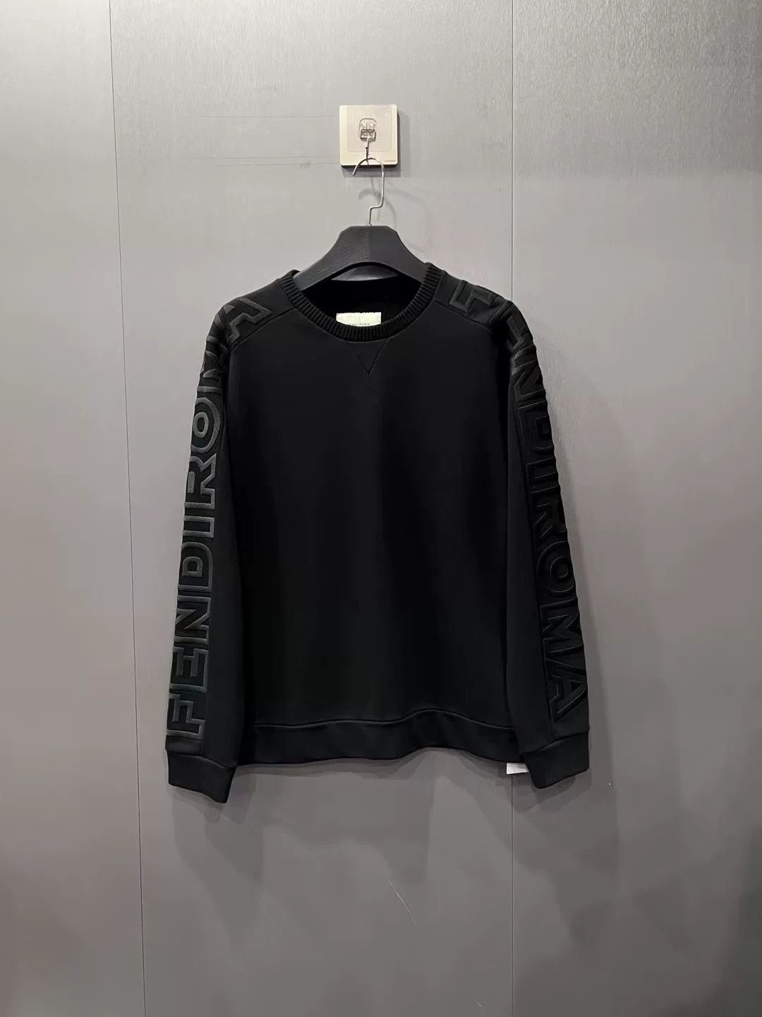 Fendi Fendi x Marc Jacobs Logo Embossed Sweatshirt XL Size US XL / EU 56 / 4 - 2 Thumbnail