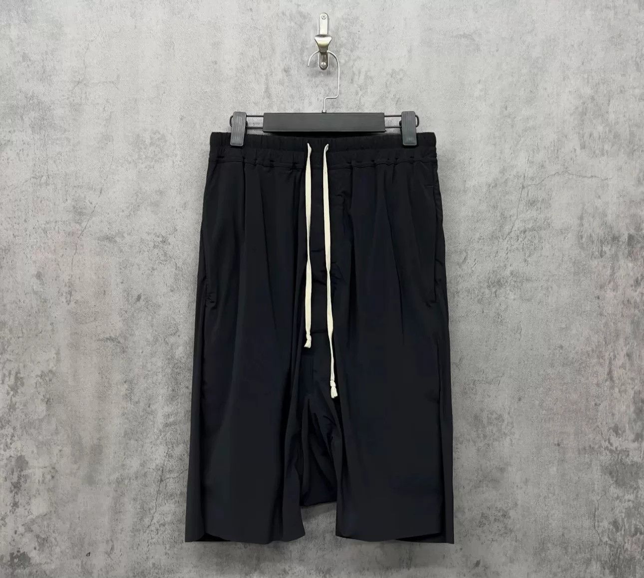 Rick Owens Rick Owens Black Drawstring Pods Shorts Size 48 Size US 32 / EU 48 - 2 Thumbnail