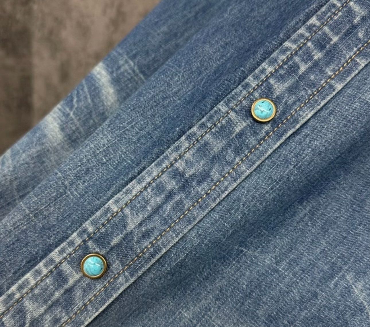 Louis Vuitton Louis Vuitton Studded LV Logo Denim Shirt Size M Size US M / EU 48-50 / 2 - 4 Thumbnail