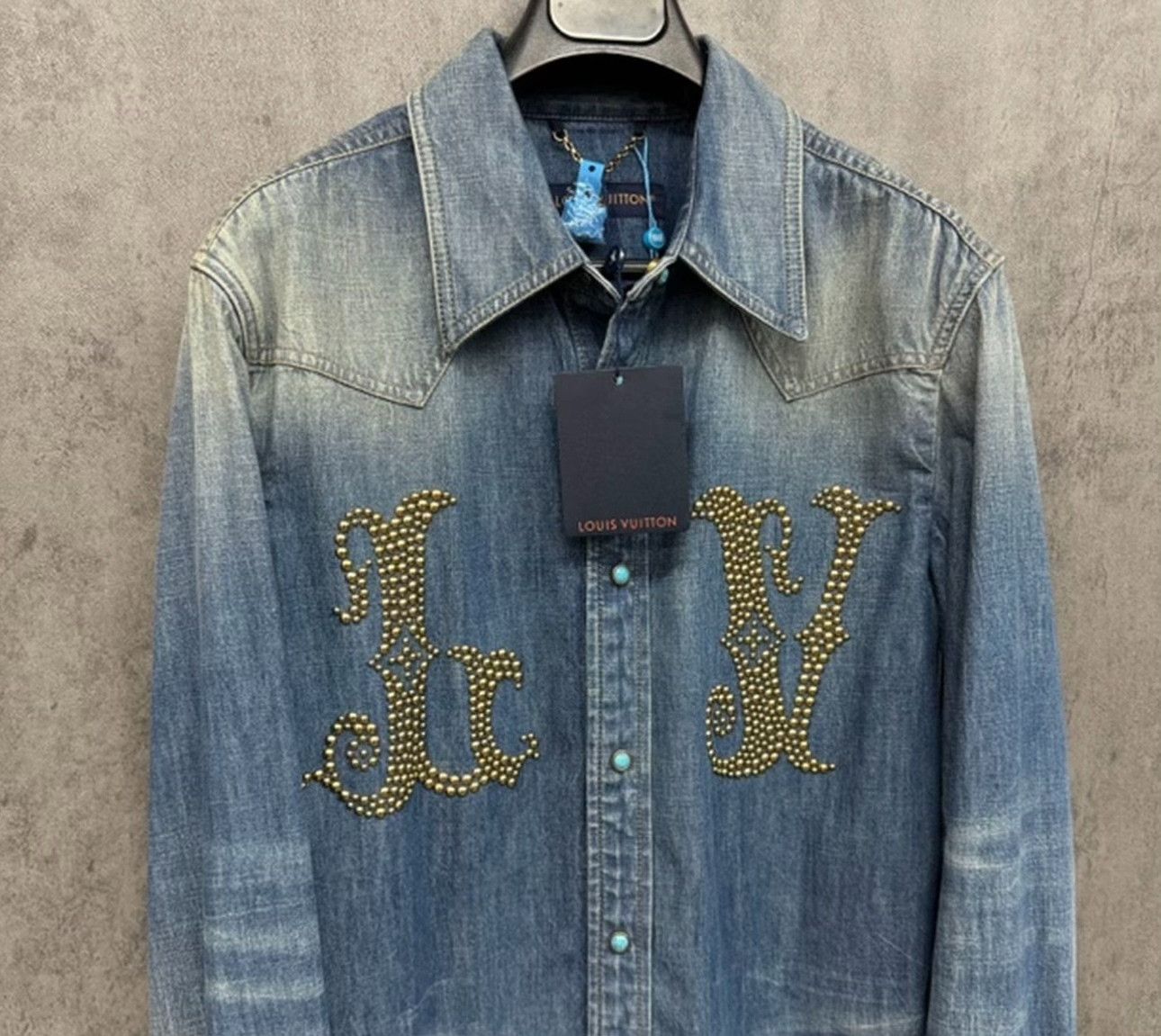 Louis Vuitton Louis Vuitton Studded LV Logo Denim Shirt Size M Size US M / EU 48-50 / 2 - 3 Thumbnail