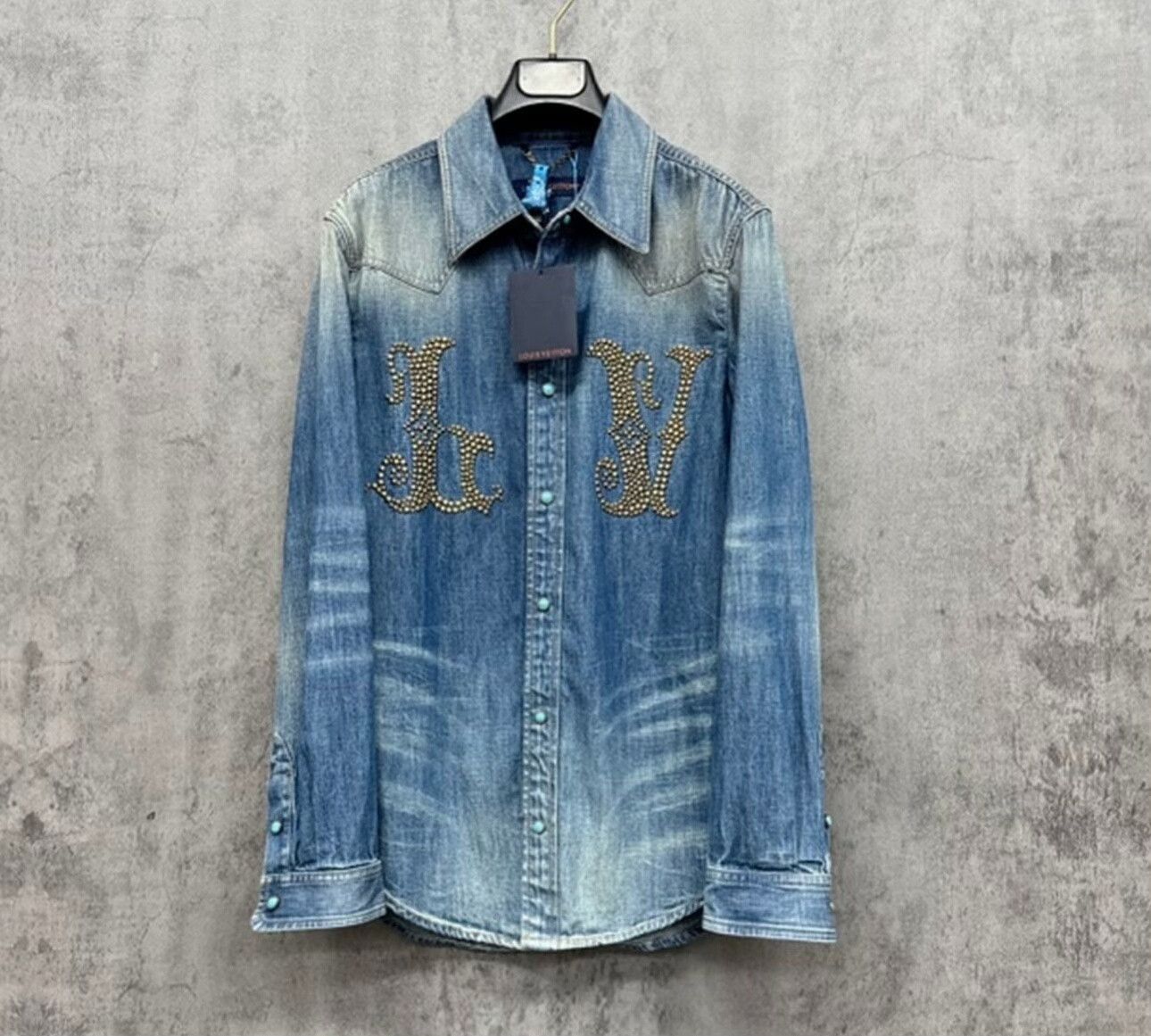 Louis Vuitton Louis Vuitton Studded LV Logo Denim Shirt Size M Size US M / EU 48-50 / 2 - 2 Thumbnail