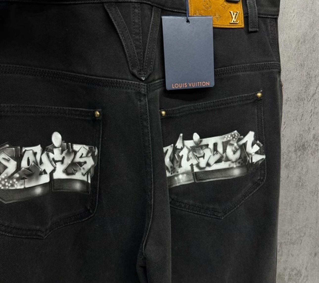 Louis Vuitton Louis Vuitton Graffiti Logo Denim Jeans 30 Size US 30 / EU 46 - 4 Thumbnail
