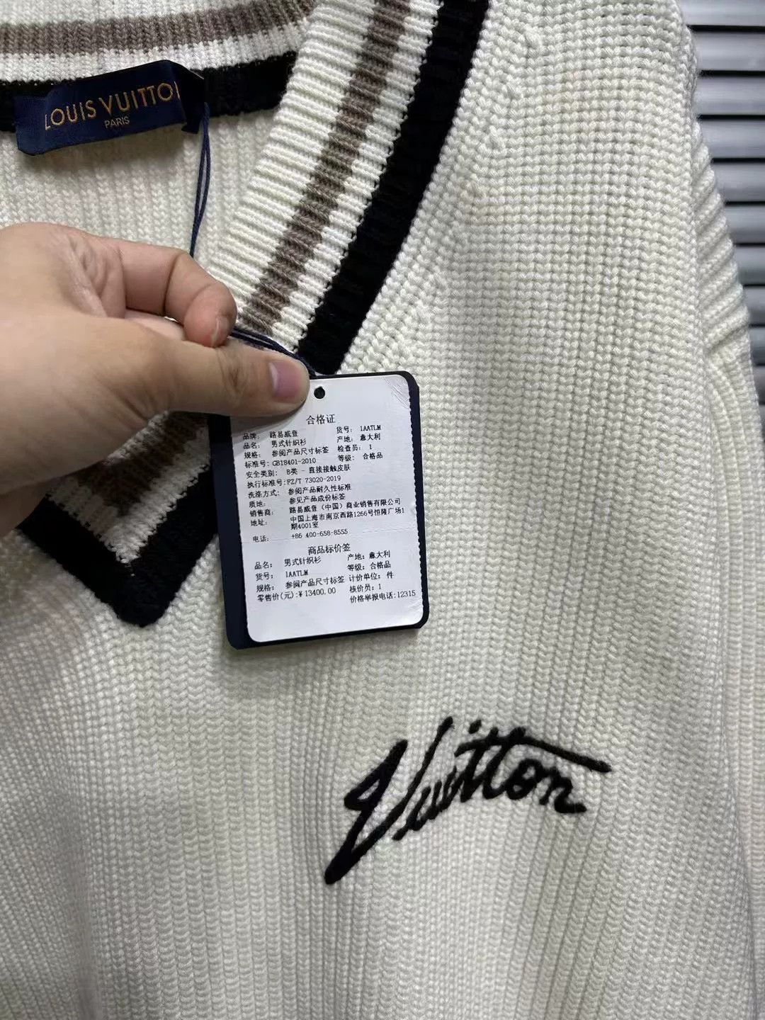 Louis Vuitton Louis Vuitton Script Logo V-Neck Sweater Size M Size US M / EU 48-50 / 2 - 4 Thumbnail