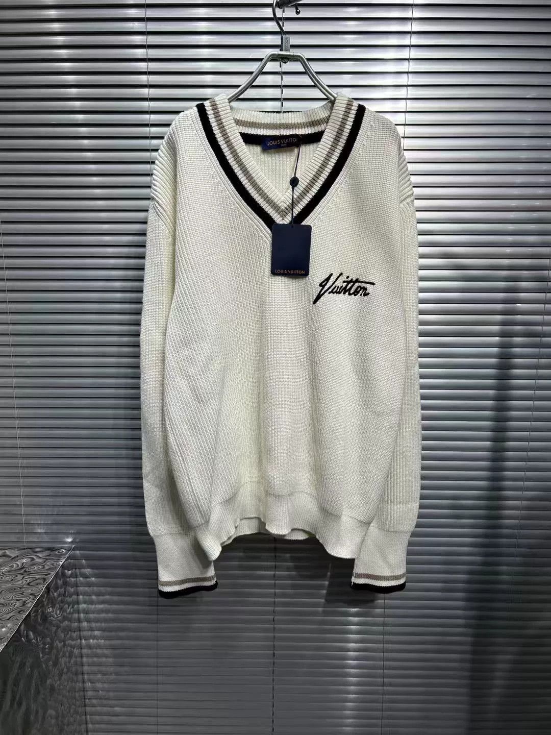 Louis Vuitton Louis Vuitton Script Logo V-Neck Sweater Size M Size US M / EU 48-50 / 2 - 2 Thumbnail