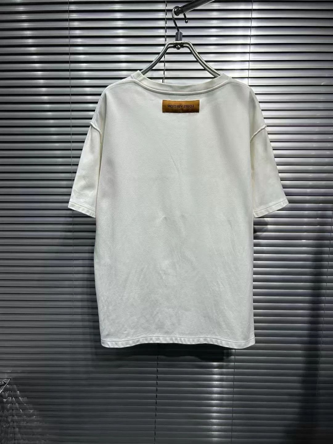 Louis Vuitton Louis Vuitton Eiffel Tower Cutout T-Shirt L Size US L / EU 52-54 / 3 - 3 Thumbnail