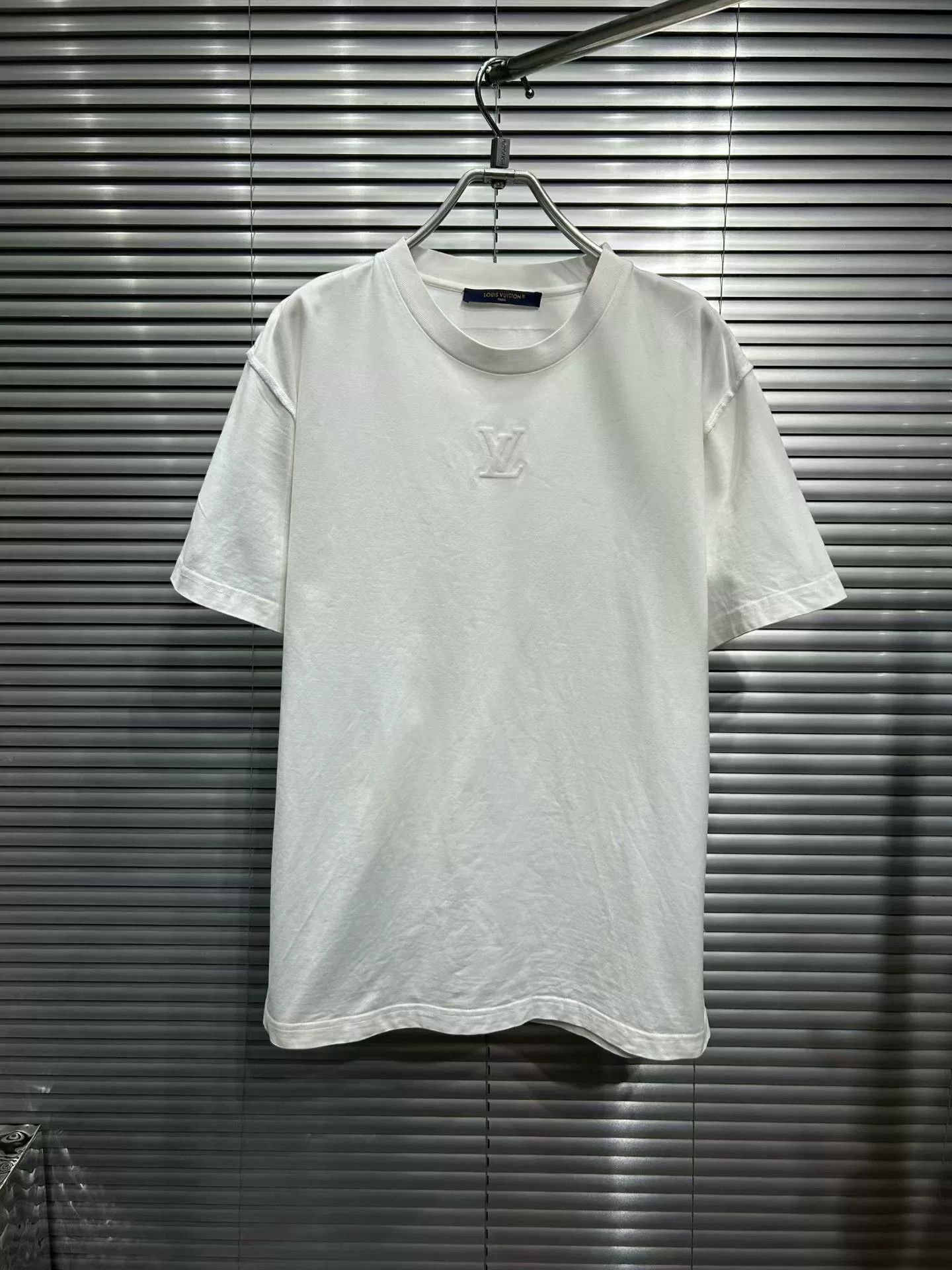 Louis Vuitton Louis Vuitton Embossed LV Logo T-Shirt Size M Size US M / EU 48-50 / 2 - 2 Thumbnail