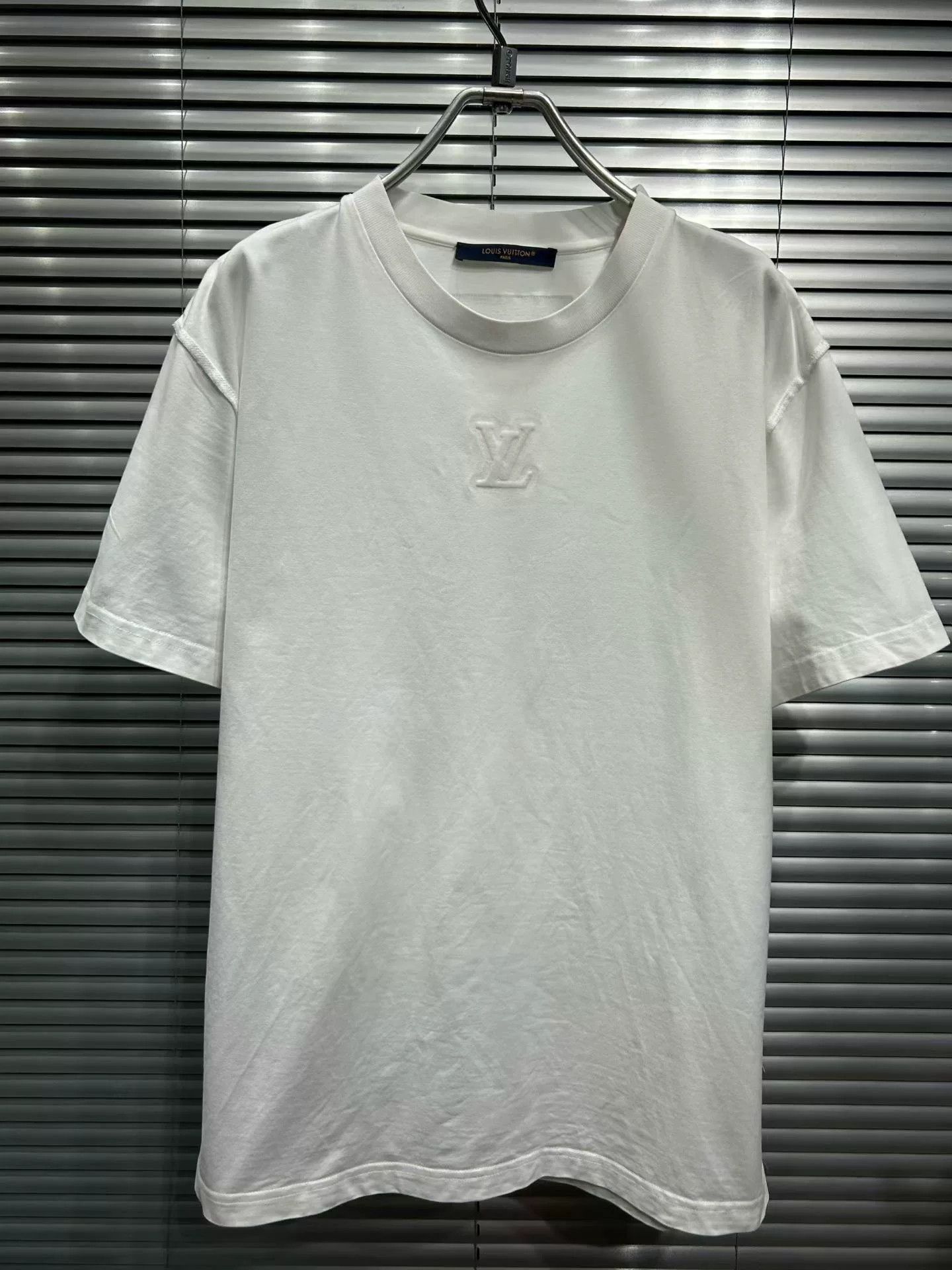 Louis Vuitton Louis Vuitton Embossed LV Logo T-Shirt Size M Size US M / EU 48-50 / 2 - 4 Thumbnail