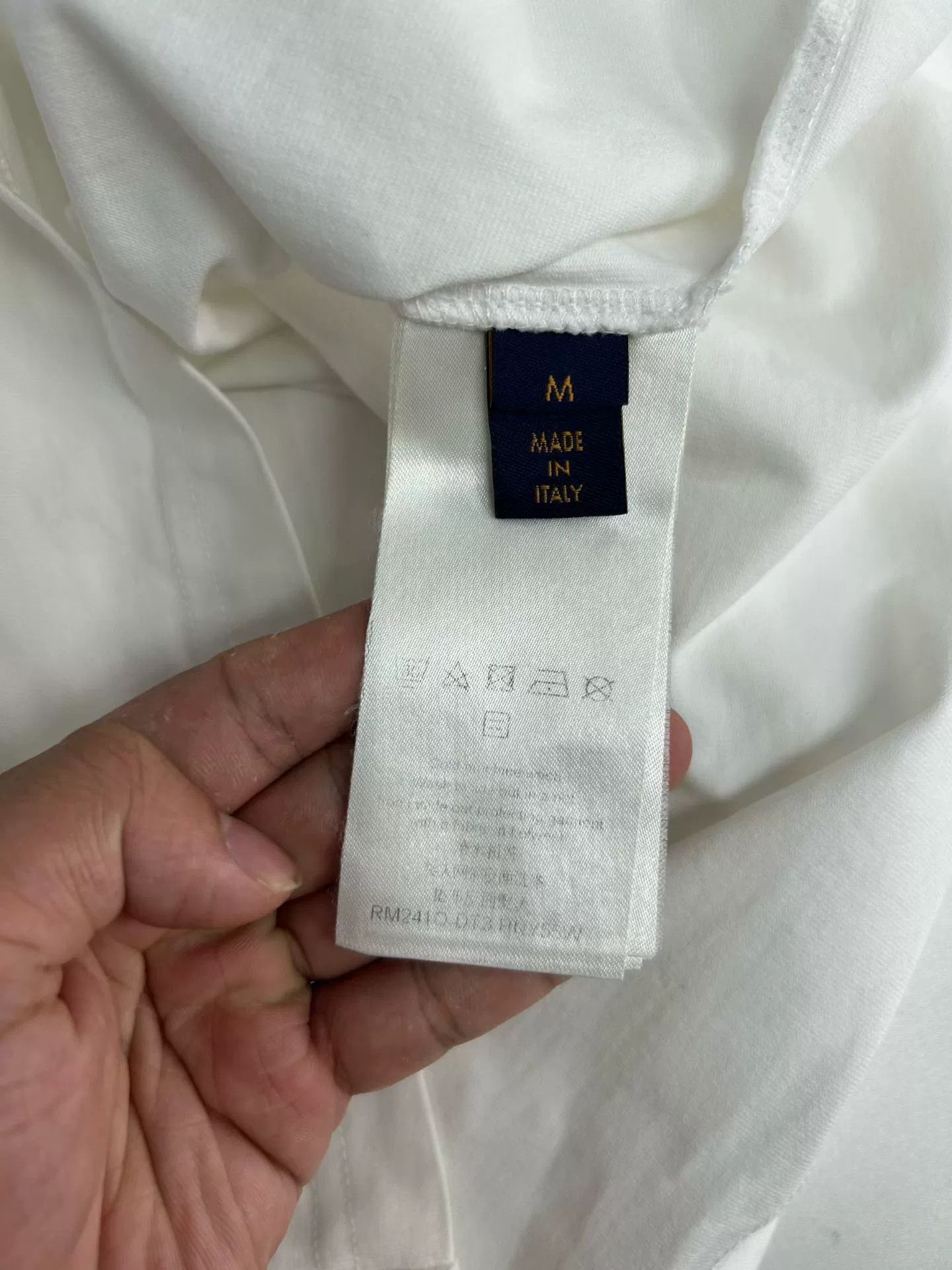 Louis Vuitton Louis Vuitton Embossed LV Logo T-Shirt Size M Size US M / EU 48-50 / 2 - 5 Thumbnail