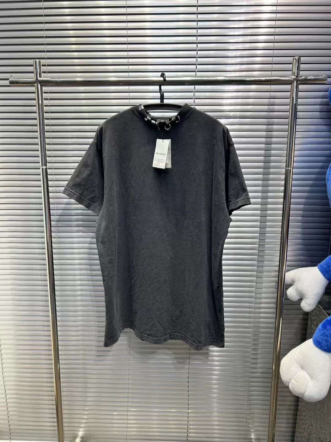 Balenciaga Balenciaga Metal Ring Distressed T-Shirt Size 1 Size US S / EU 44-46 / 1 - 2 Thumbnail