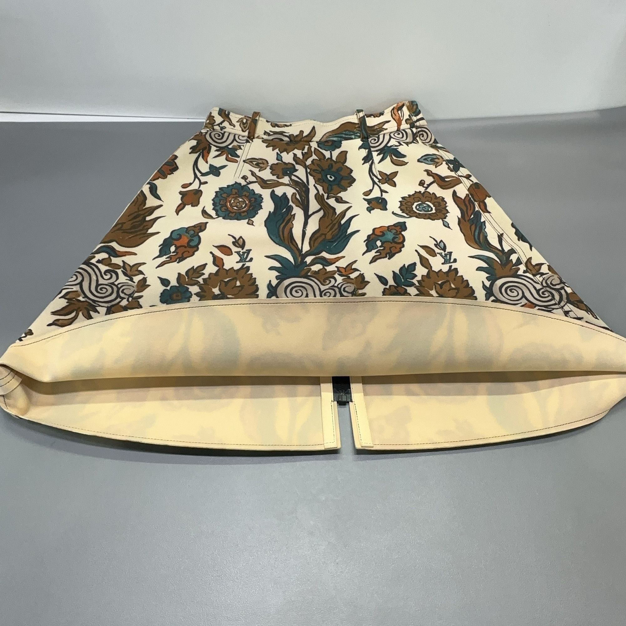 Louis Vuitton Louis Vuitton Floral Print Mini Skirt 40 Size 28" / US 6 / IT 42 - 8 Thumbnail