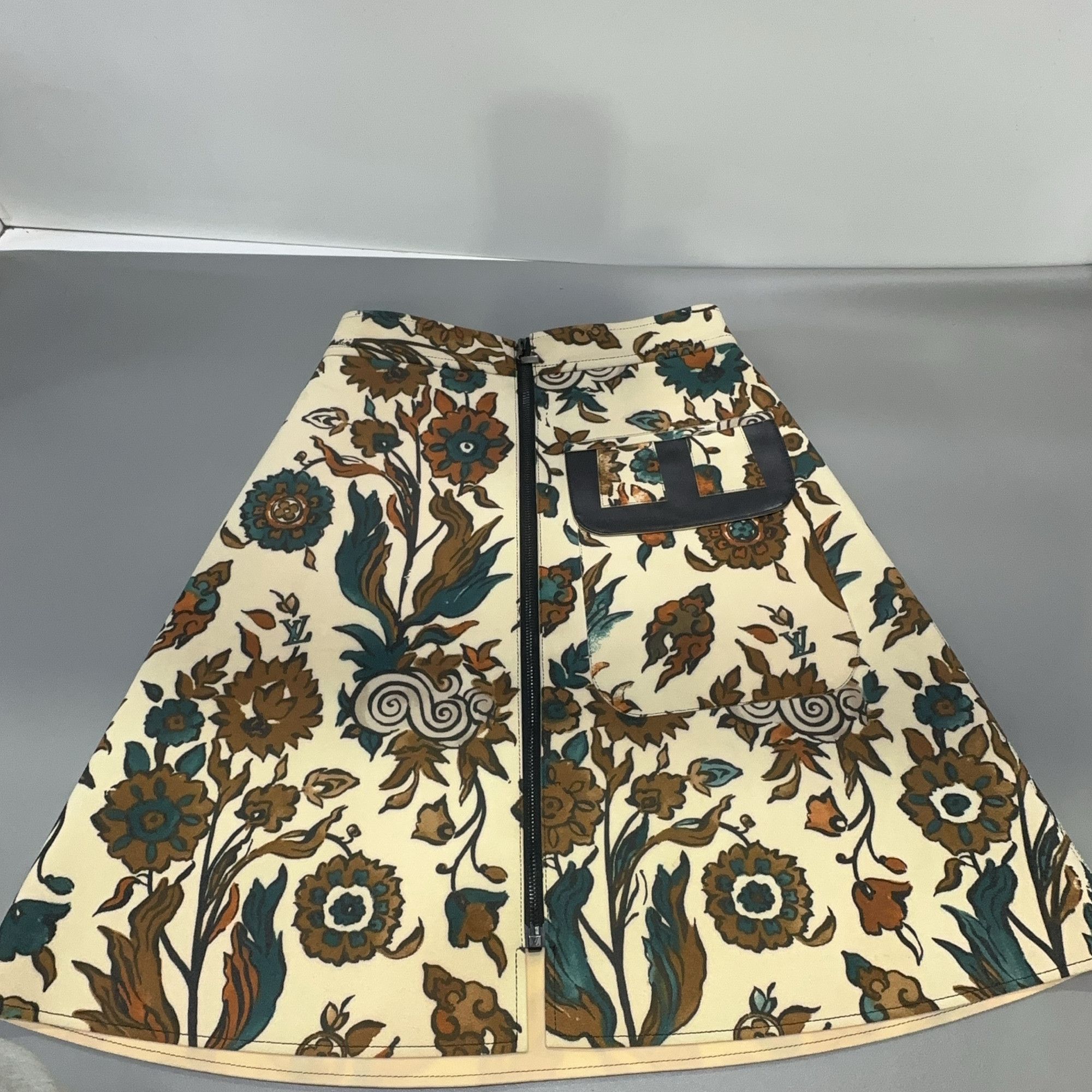 Louis Vuitton Louis Vuitton Floral Print Mini Skirt 40 Size 28" / US 6 / IT 42 - 6 Thumbnail