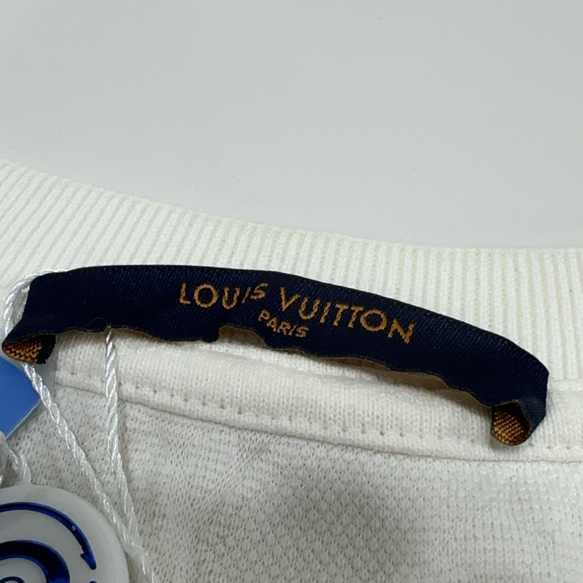 Louis Vuitton Louis Vuitton Monogram Embossed Pocket T-Shirt L Size US L / EU 52-54 / 3 - 3 Thumbnail