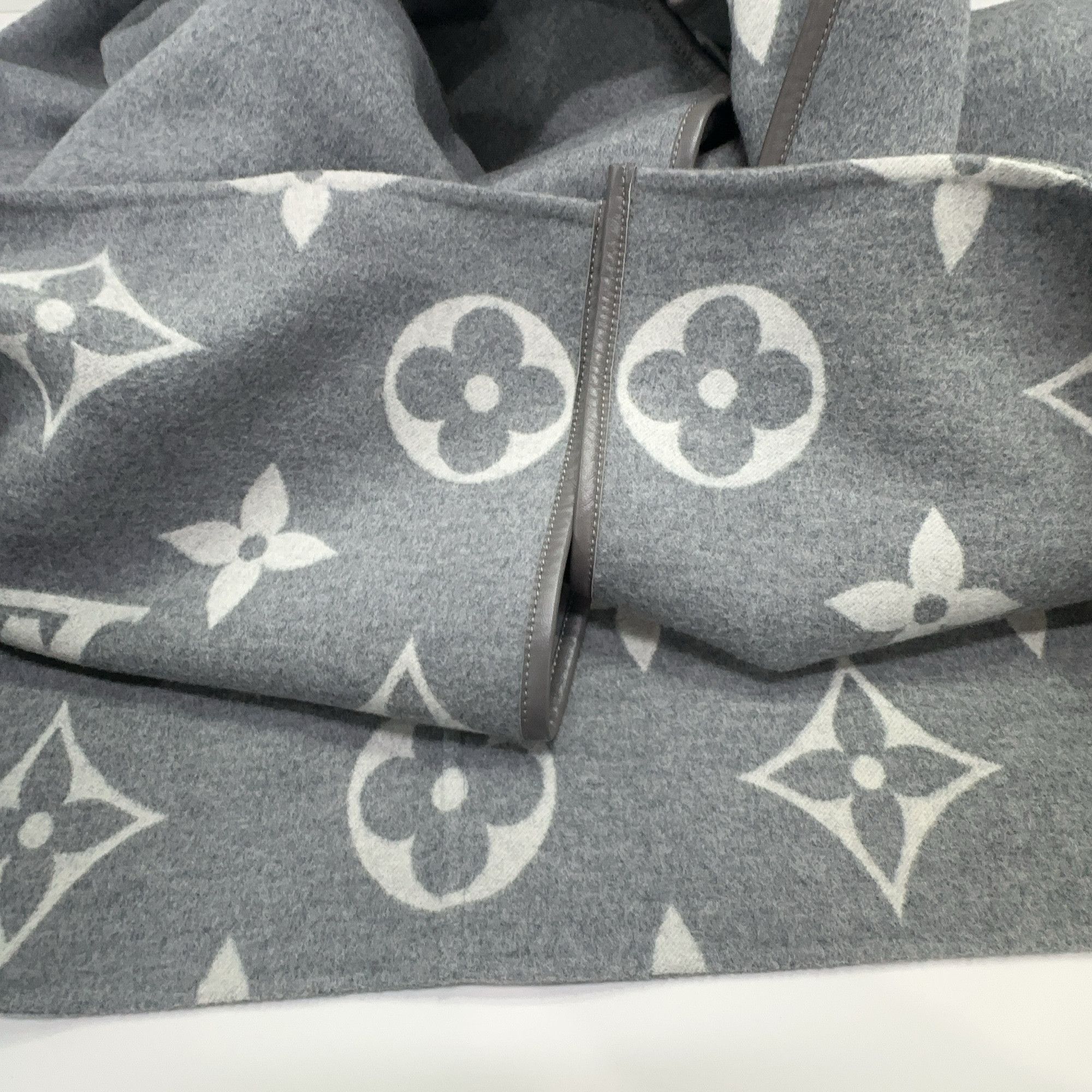 Louis Vuitton Louis Vuitton Monogram Hooded Wrap Coat 40 Size M / US 6-8 / IT 42-44 - 6 Thumbnail