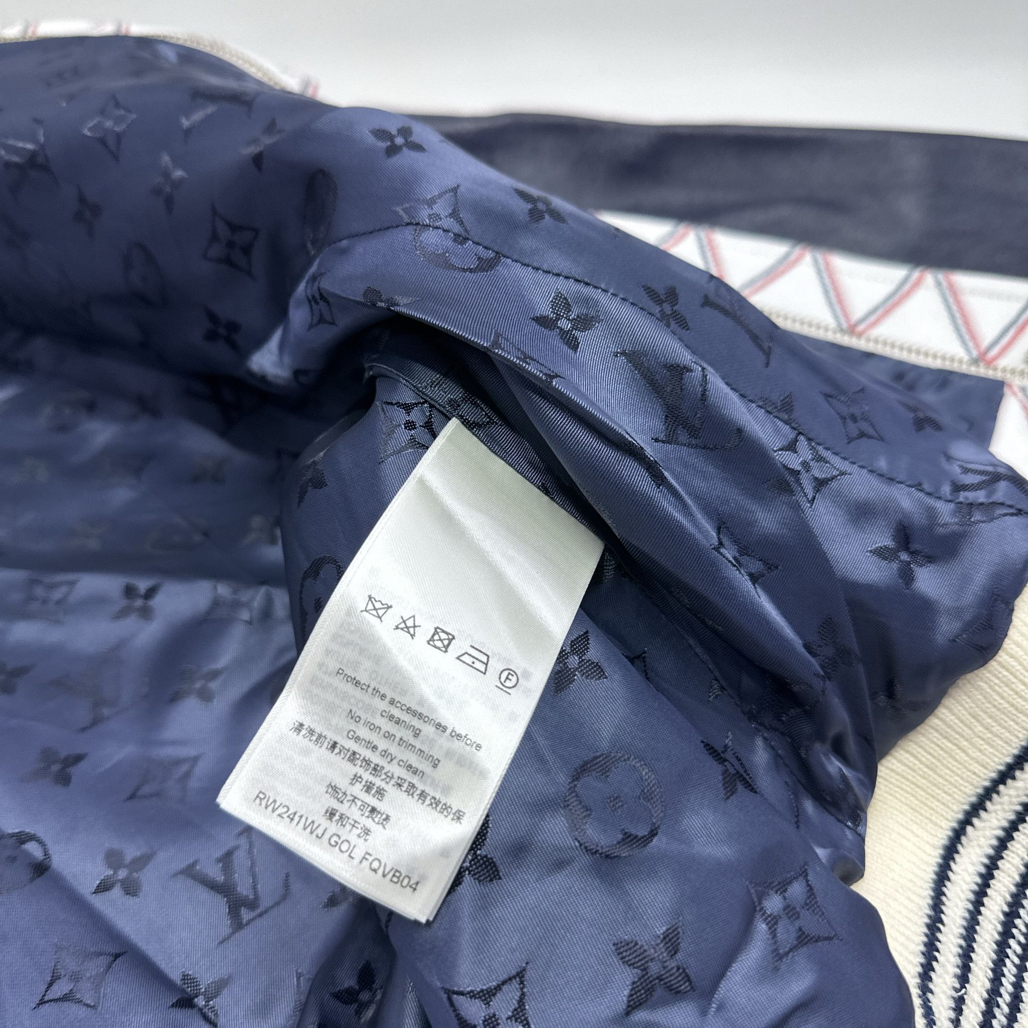 Louis Vuitton Louis Vuitton Jacquard Logo Bomber Jacket 34 Size XS / US 0-2 / IT 36-38 - 6 Thumbnail