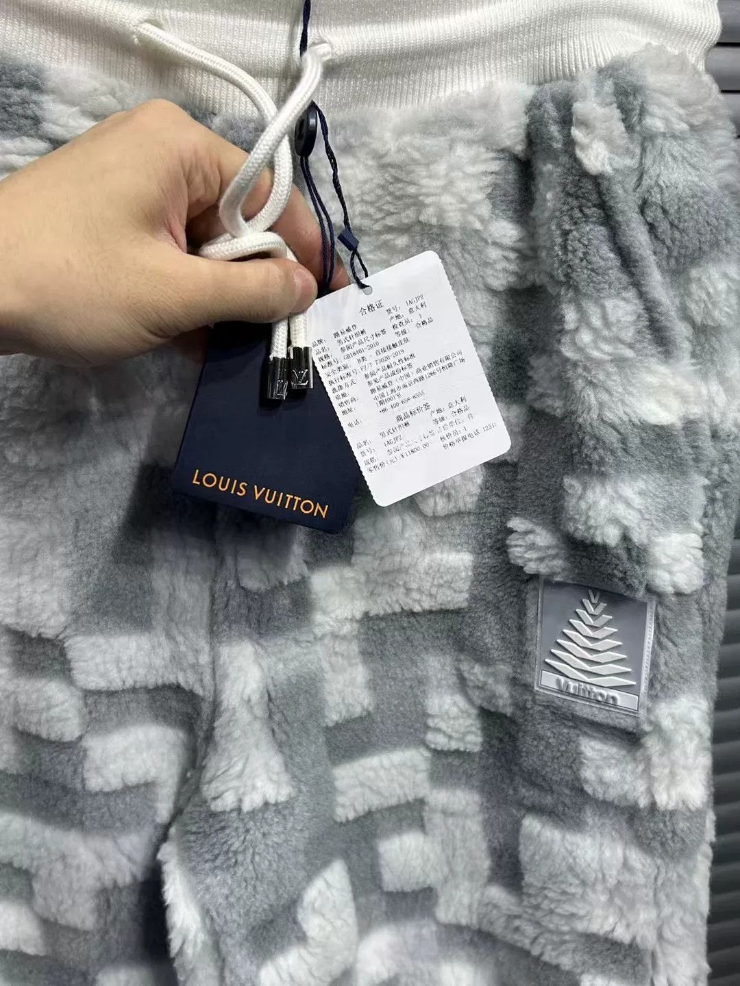 Louis Vuitton Louis Vuitton Mosaic Fleece Sweatpants S Size US 30 / EU 46 - 4 Thumbnail