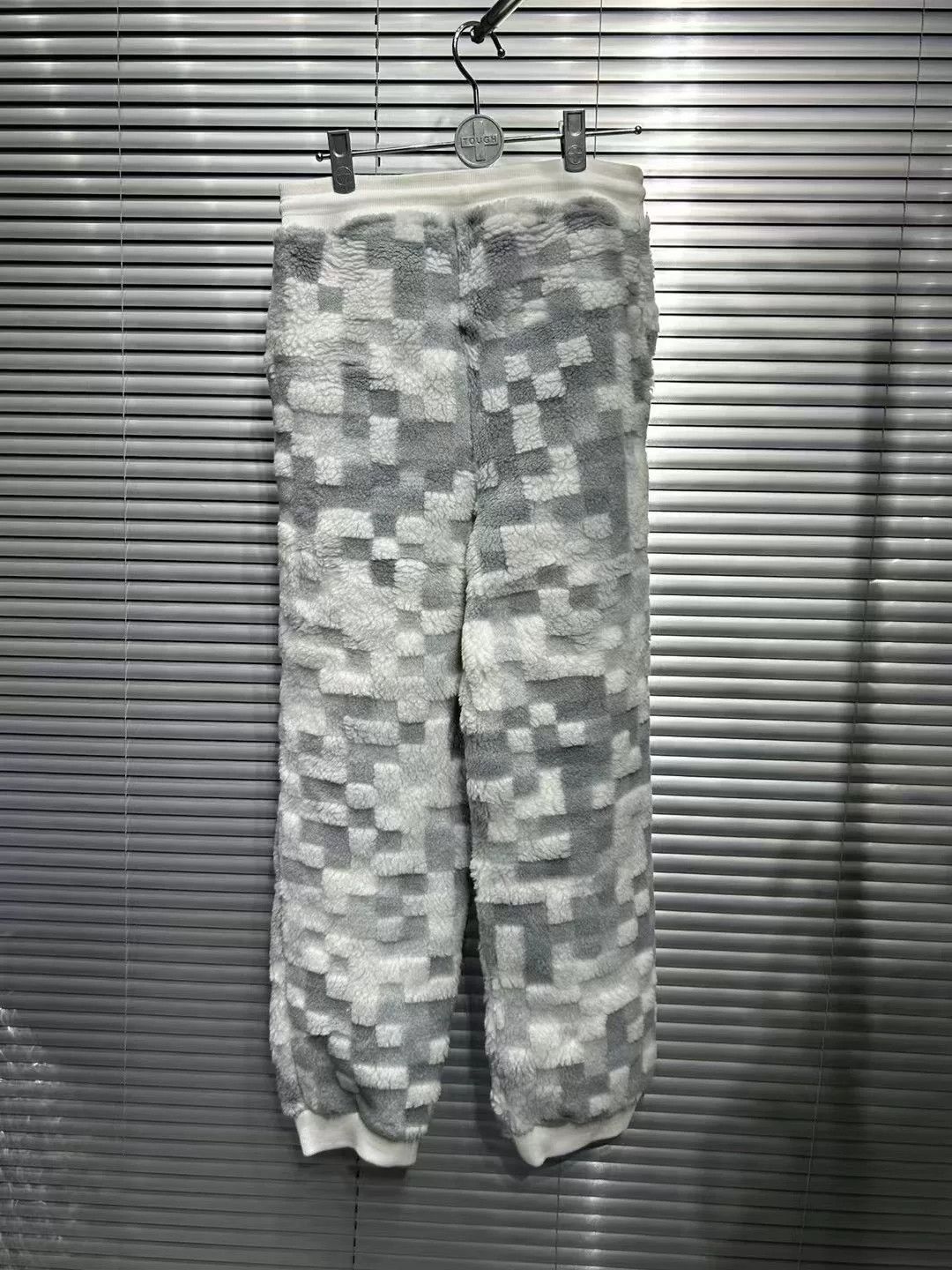 Louis Vuitton Louis Vuitton Mosaic Fleece Sweatpants S Size US 30 / EU 46 - 3 Thumbnail