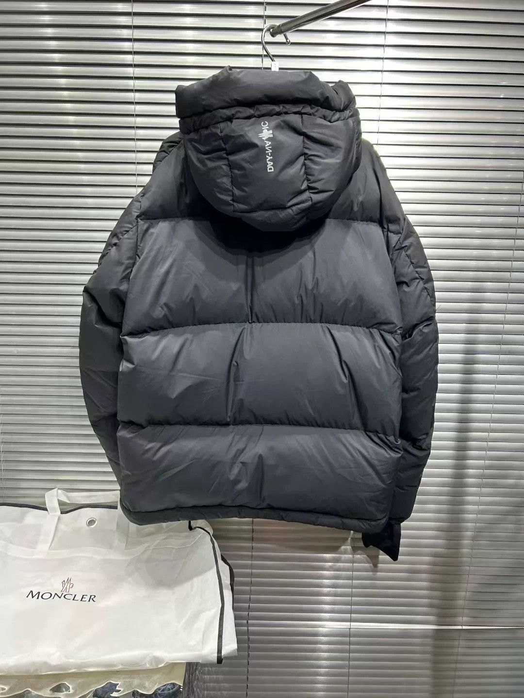 Moncler Moncler Mandres Grenoble Puffer Jacket Size 4 Size US XL / EU 56 / 4 - 3 Thumbnail