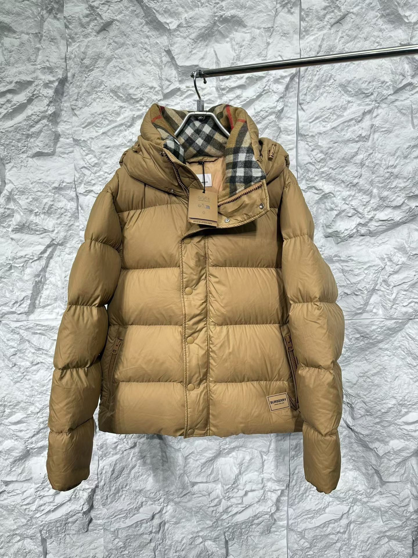 Burberry Burberry Check Lining Puffer Jacket Size M Size US M / EU 48-50 / 2 - 2 Thumbnail